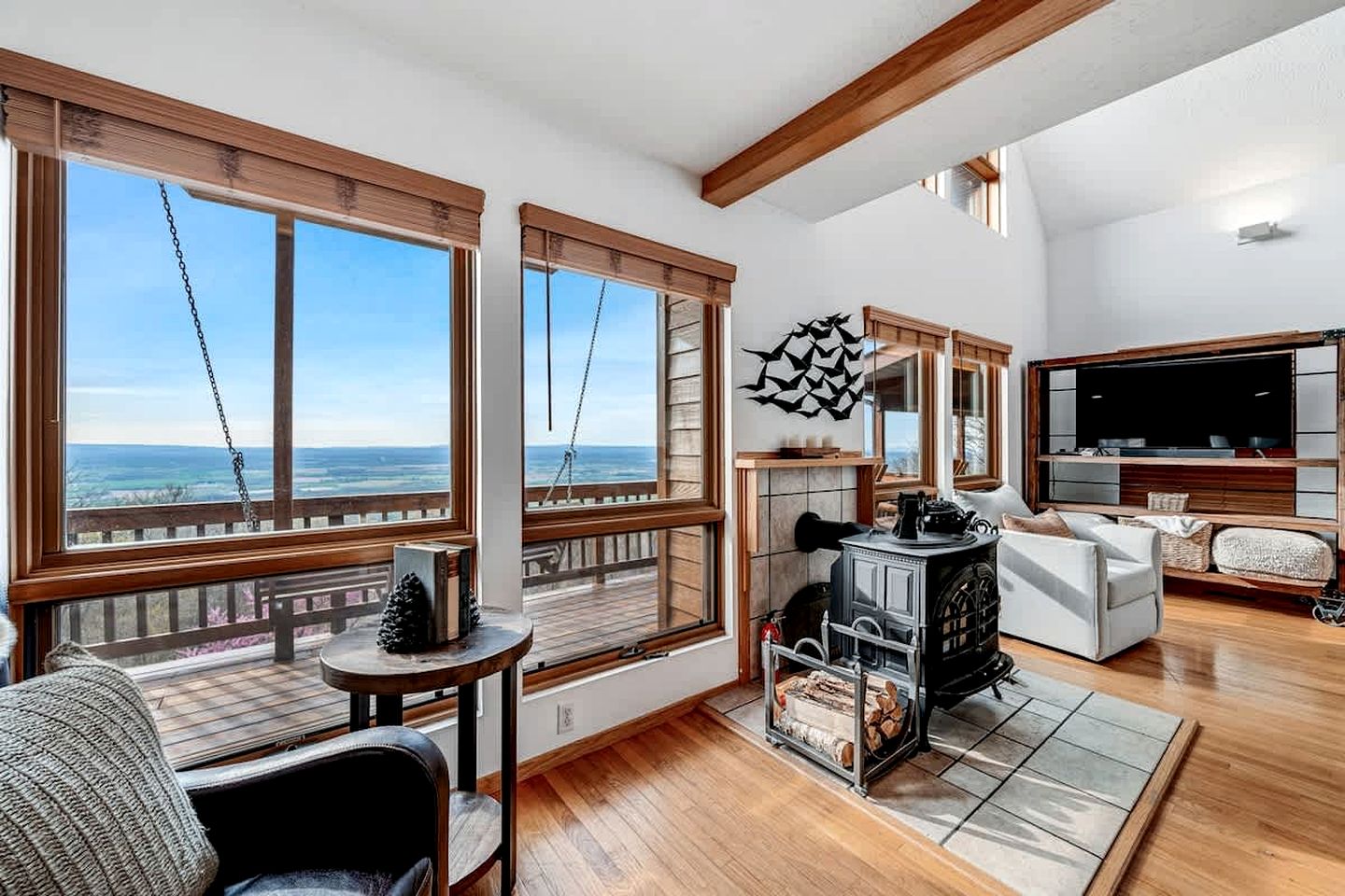 Family and Pet Friendly Cabin with Mountain Views, a Hot Tub, and Access to the Appalachian Trail, Perfect for a Weekend Getaway