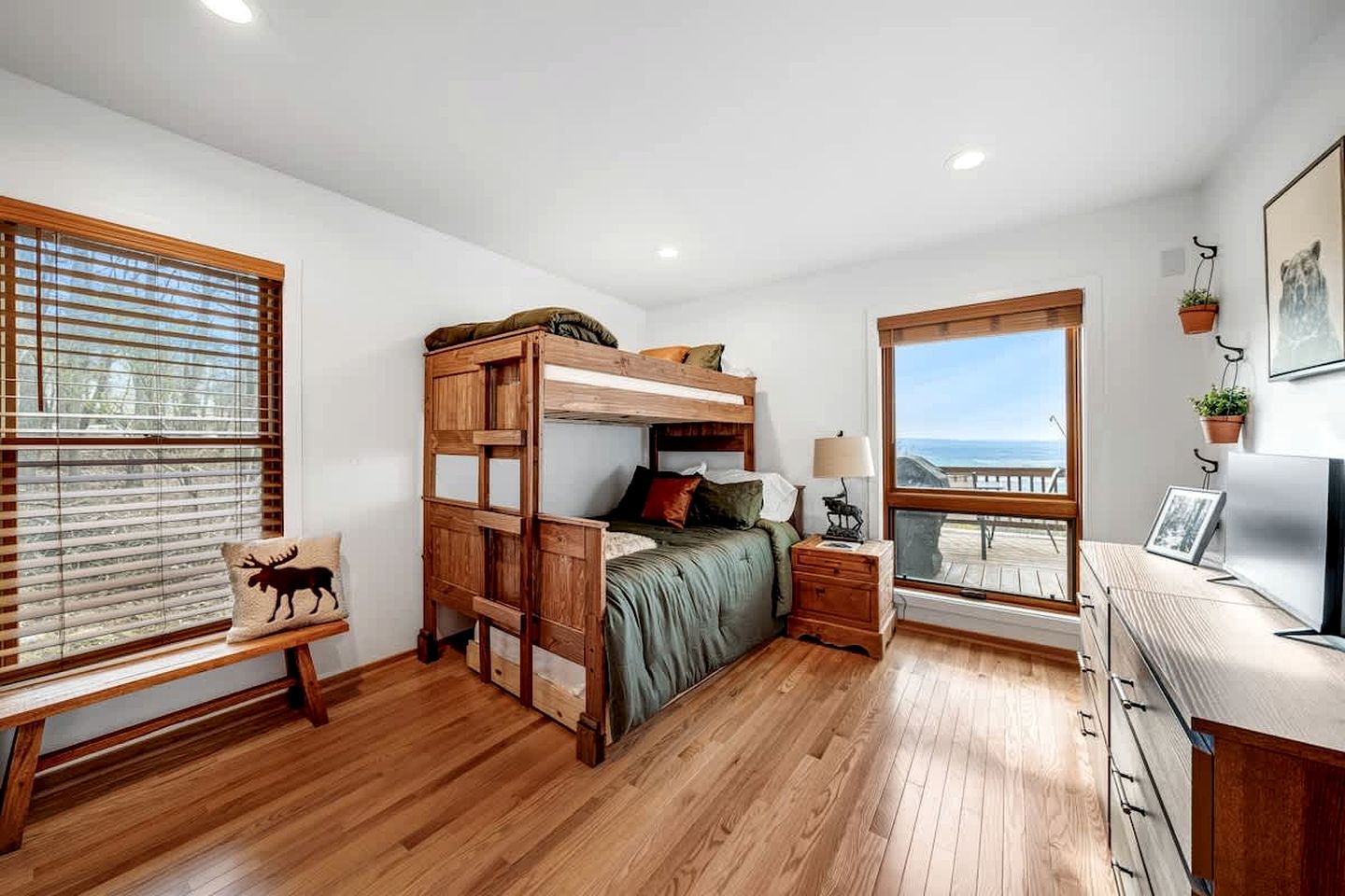 Family and Pet Friendly Cabin with Mountain Views, a Hot Tub, and Access to the Appalachian Trail, Perfect for a Weekend Getaway