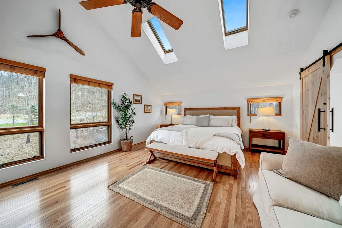 Family and Pet Friendly Cabin with Mountain Views, a Hot Tub, and Access to the Appalachian Trail, Perfect for a Weekend Getaway