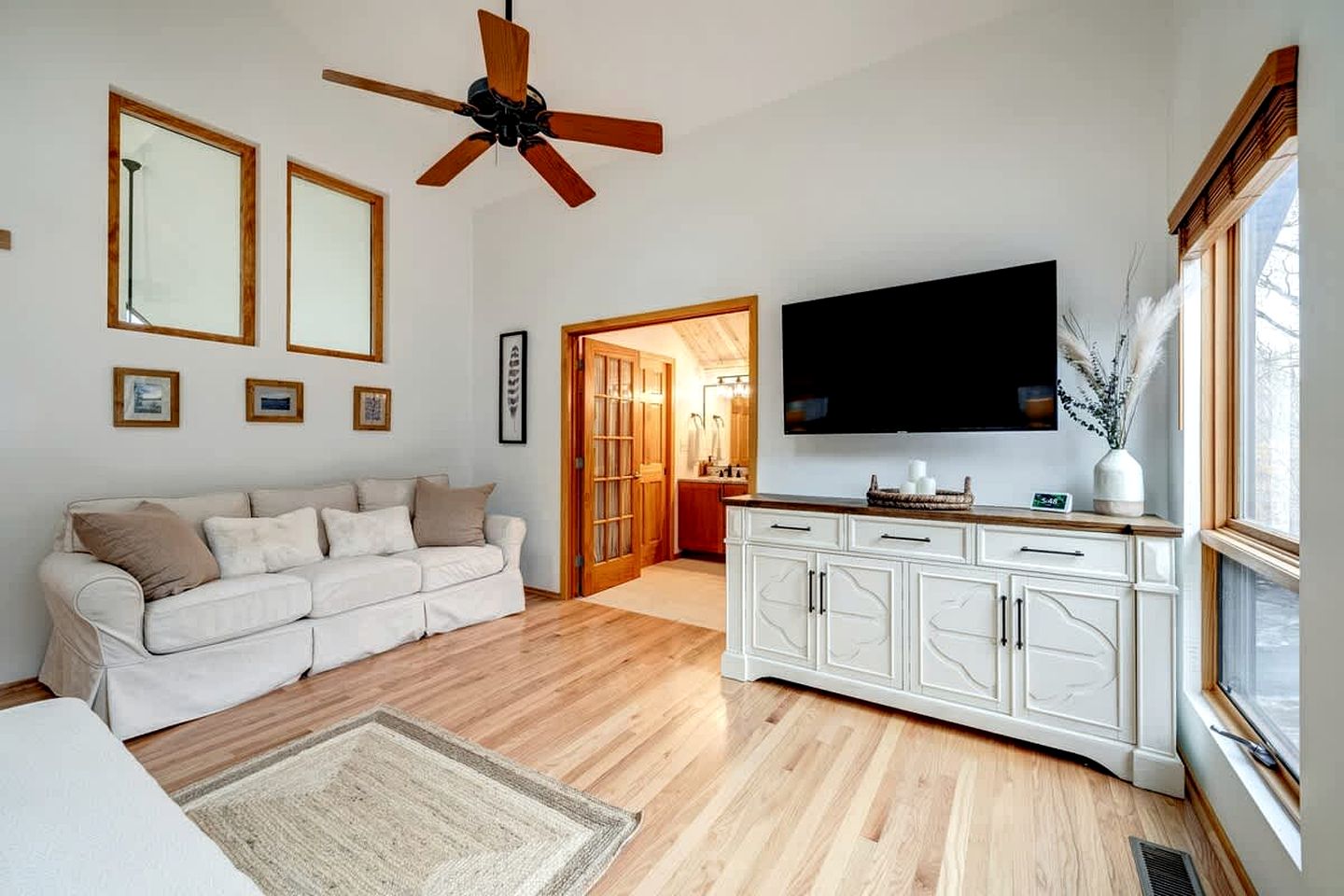 Family and Pet Friendly Cabin with Mountain Views, a Hot Tub, and Access to the Appalachian Trail, Perfect for a Weekend Getaway