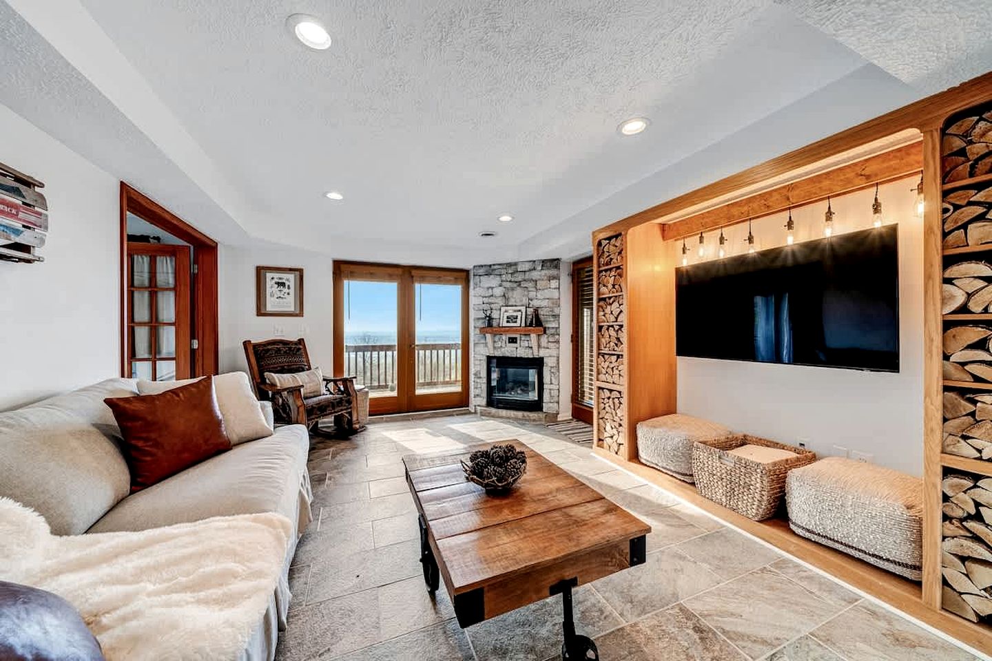 Family and Pet Friendly Cabin with Mountain Views, a Hot Tub, and Access to the Appalachian Trail, Perfect for a Weekend Getaway