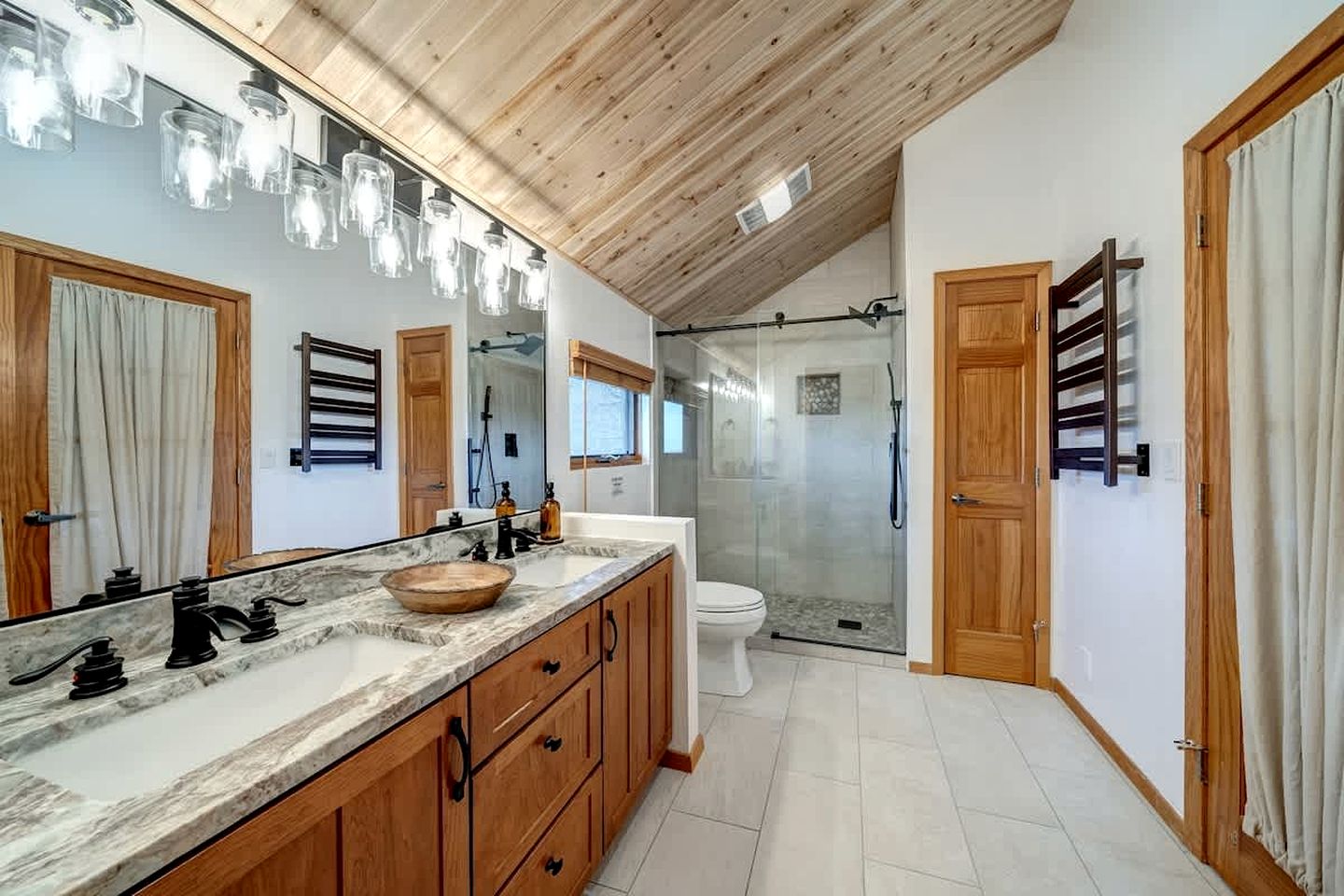 Family and Pet Friendly Cabin with Mountain Views, a Hot Tub, and Access to the Appalachian Trail, Perfect for a Weekend Getaway