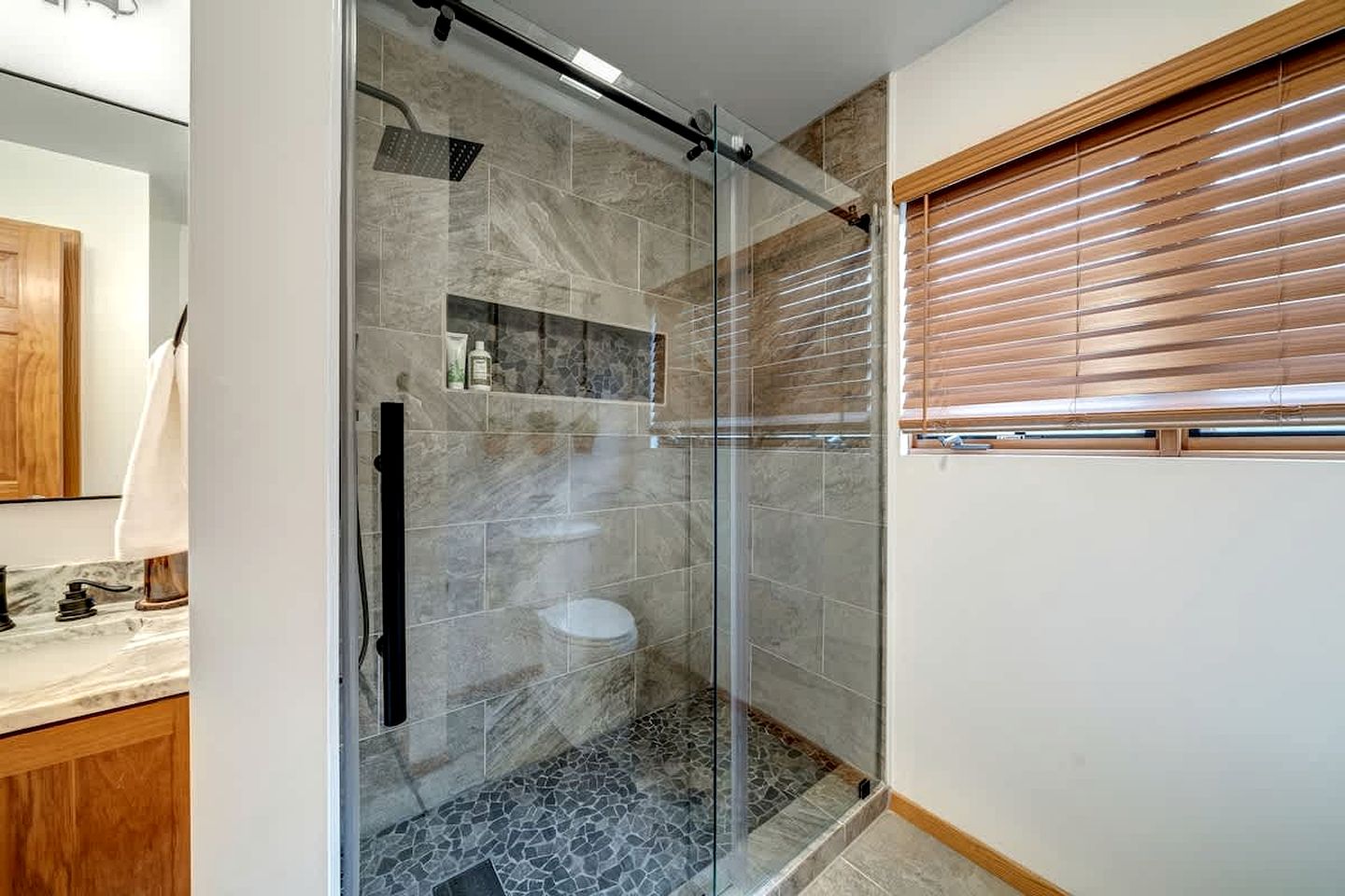 Family and Pet Friendly Cabin with Mountain Views, a Hot Tub, and Access to the Appalachian Trail, Perfect for a Weekend Getaway