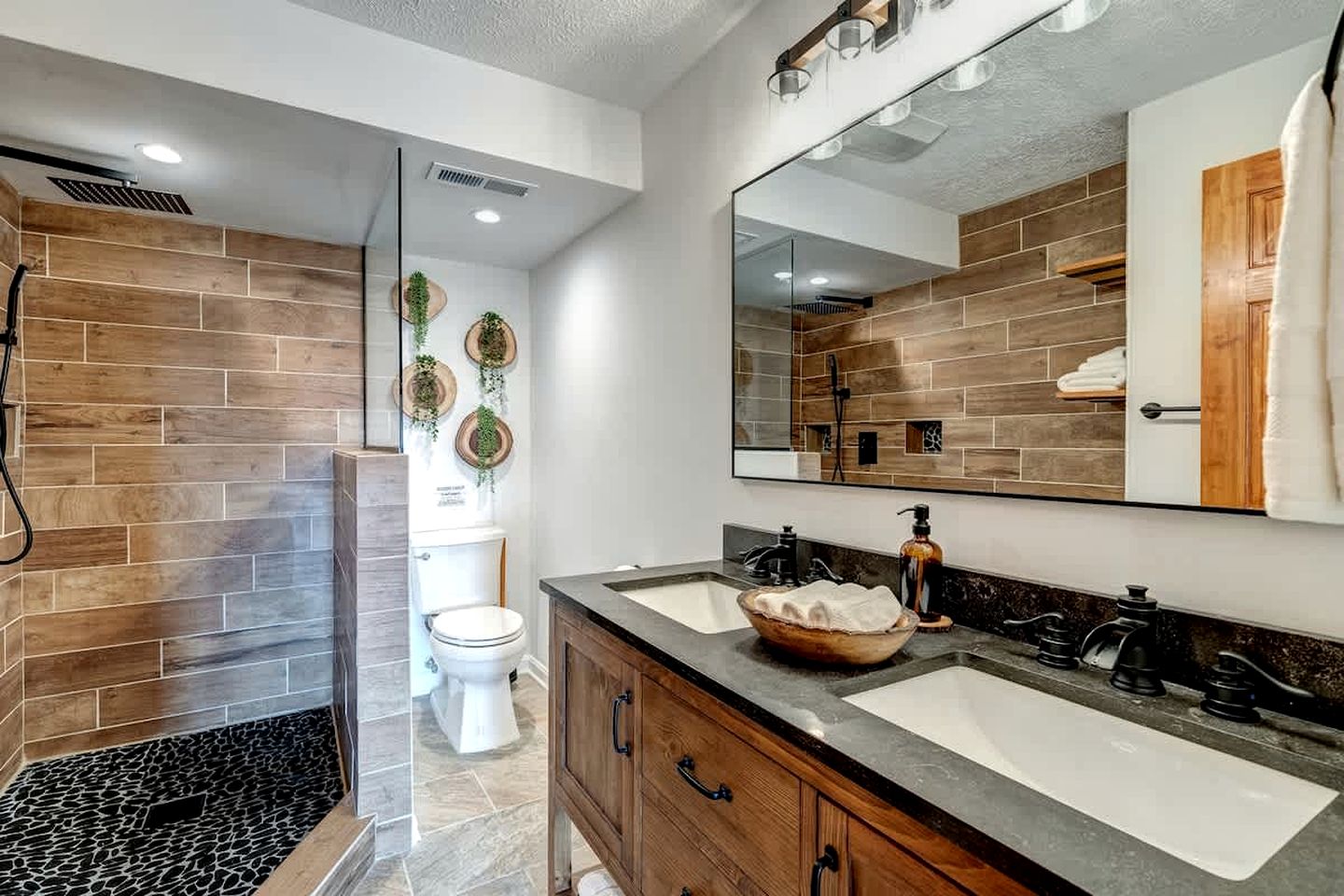 Family and Pet Friendly Cabin with Mountain Views, a Hot Tub, and Access to the Appalachian Trail, Perfect for a Weekend Getaway