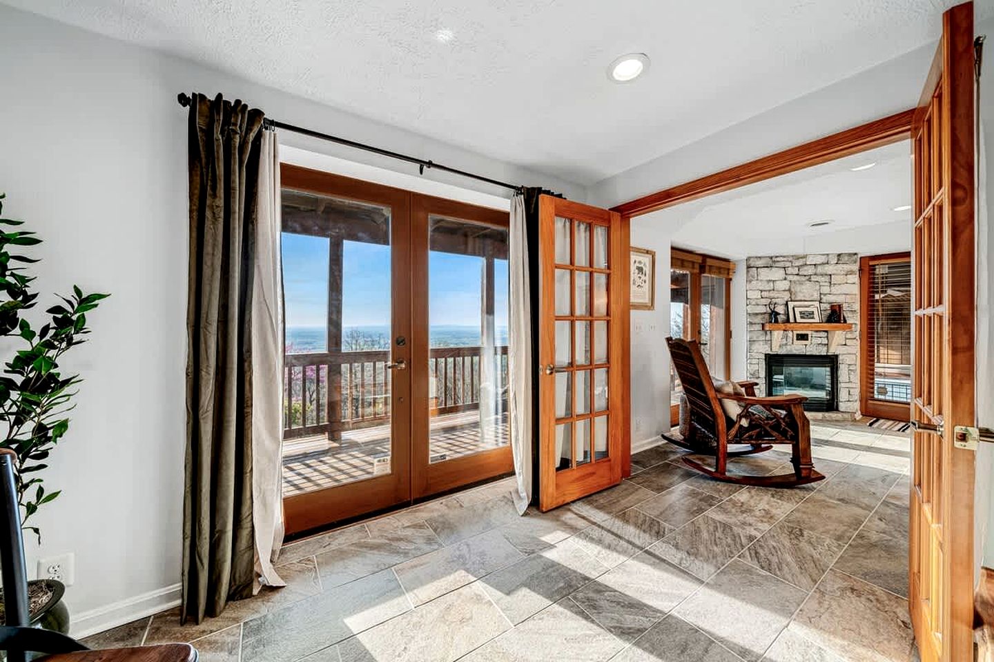 Family and Pet Friendly Cabin with Mountain Views, a Hot Tub, and Access to the Appalachian Trail, Perfect for a Weekend Getaway