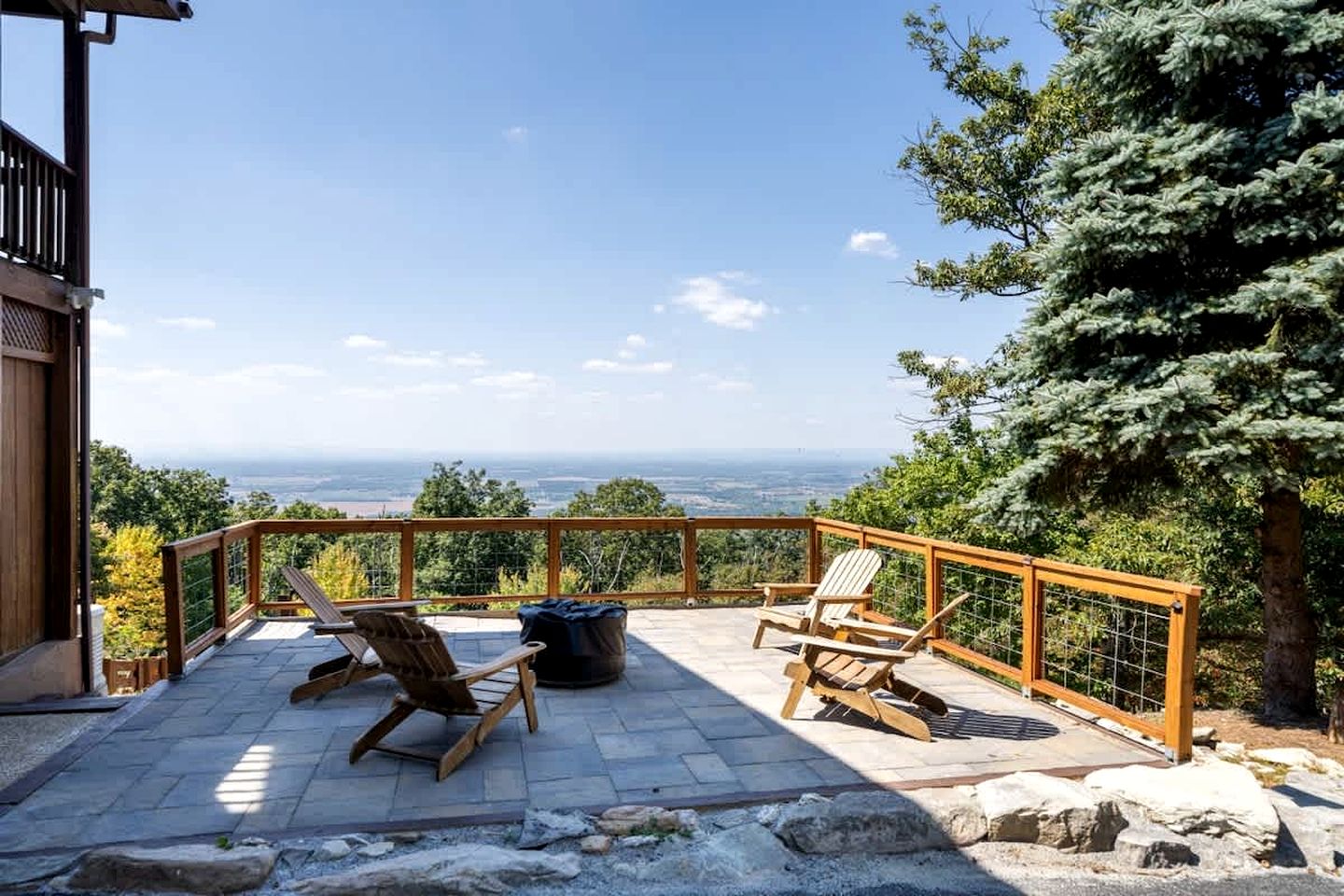 Family and Pet Friendly Cabin with Mountain Views, a Hot Tub, and Access to the Appalachian Trail, Perfect for a Weekend Getaway