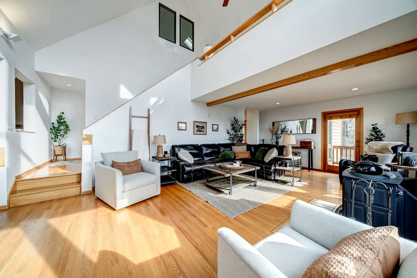 Family and Pet Friendly Cabin with Mountain Views, a Hot Tub, and Access to the Appalachian Trail, Perfect for a Weekend Getaway