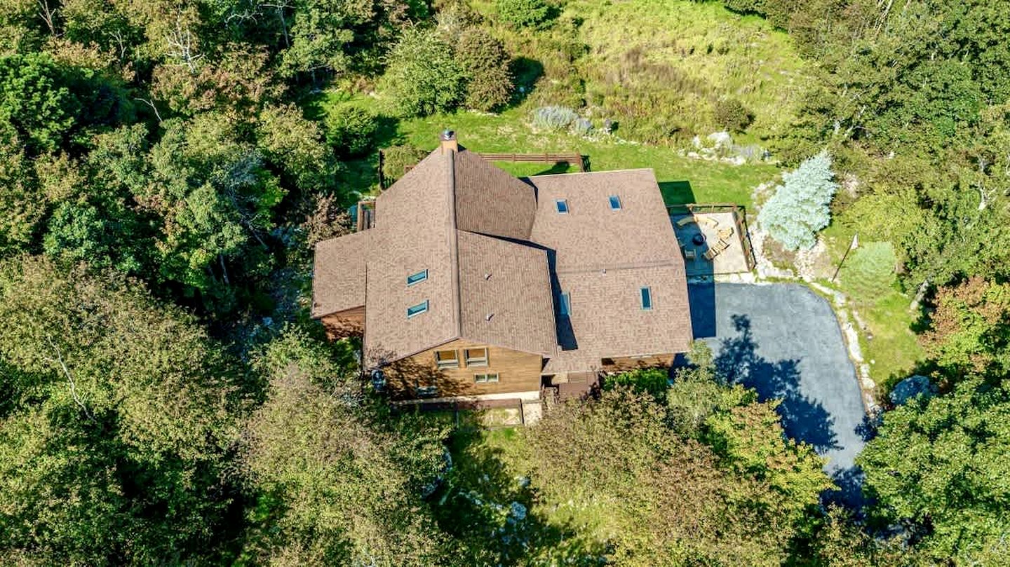 Family and Pet Friendly Cabin with Mountain Views, a Hot Tub, and Access to the Appalachian Trail, Perfect for a Weekend Getaway