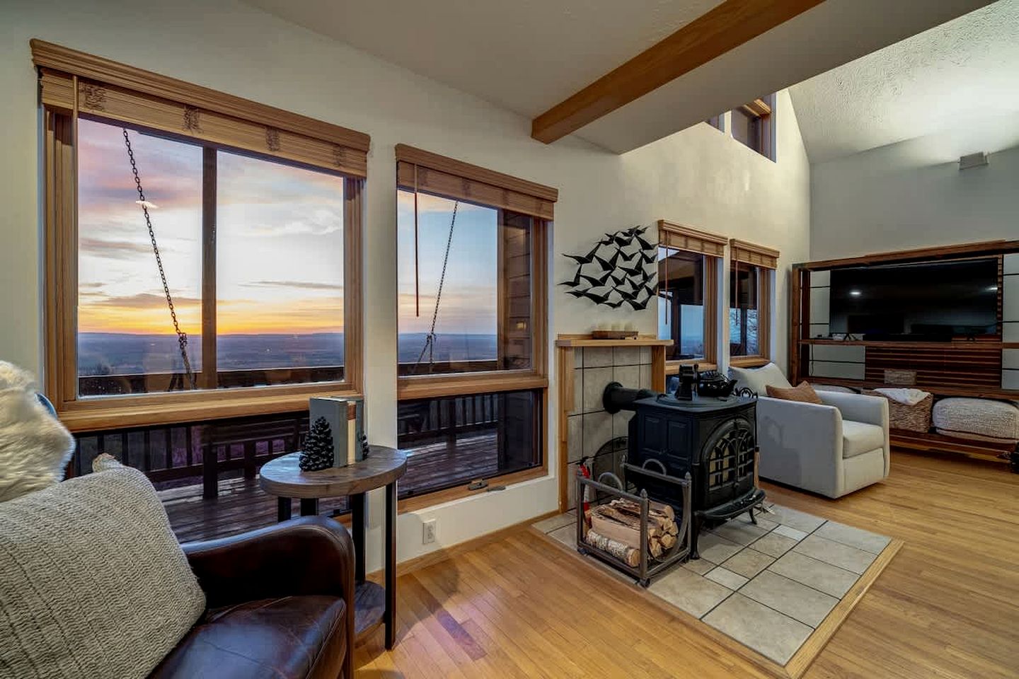 Family and Pet Friendly Cabin with Mountain Views, a Hot Tub, and Access to the Appalachian Trail, Perfect for a Weekend Getaway