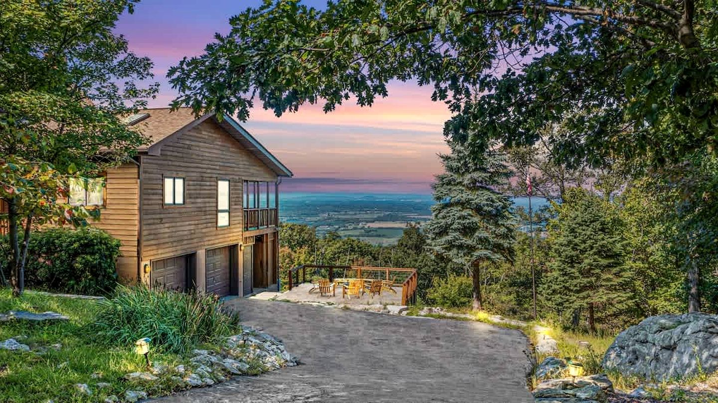 Family and Pet Friendly Cabin with Mountain Views, a Hot Tub, and Access to the Appalachian Trail, Perfect for a Weekend Getaway