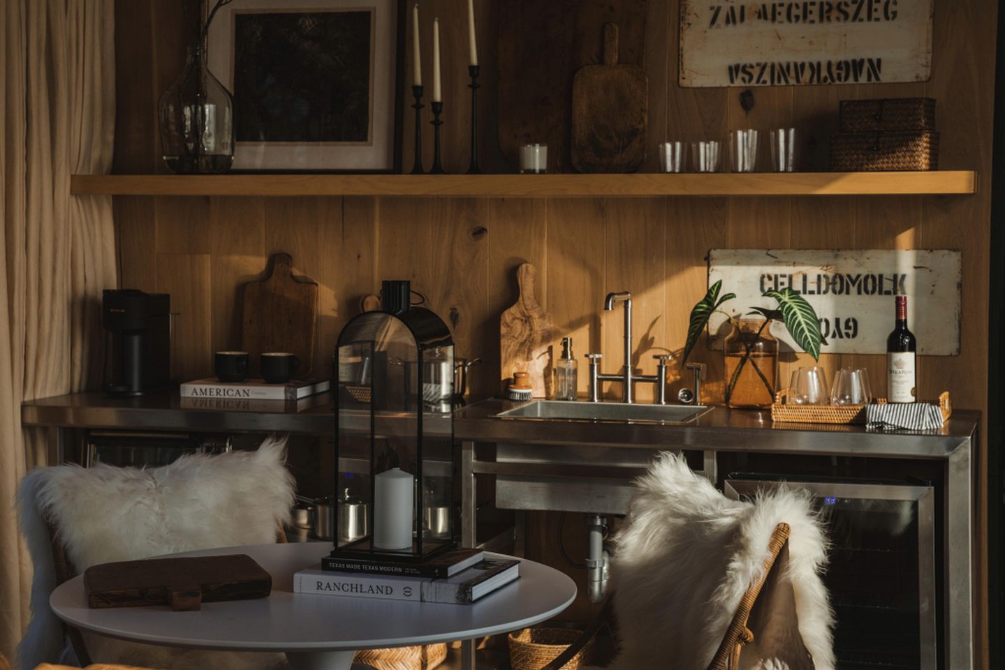 Luxurious Tiny House with Stunning Lake Tawakoni Views for an Unforgettable Escape near Quinlan, Texas