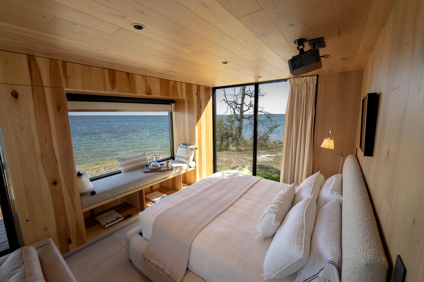 Luxurious Tiny House with Stunning Lake Tawakoni Views for an Unforgettable Escape near Quinlan, Texas