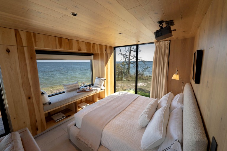 Lakefront Deluxe | Cottages (Quinlan, Texas, United States of America)