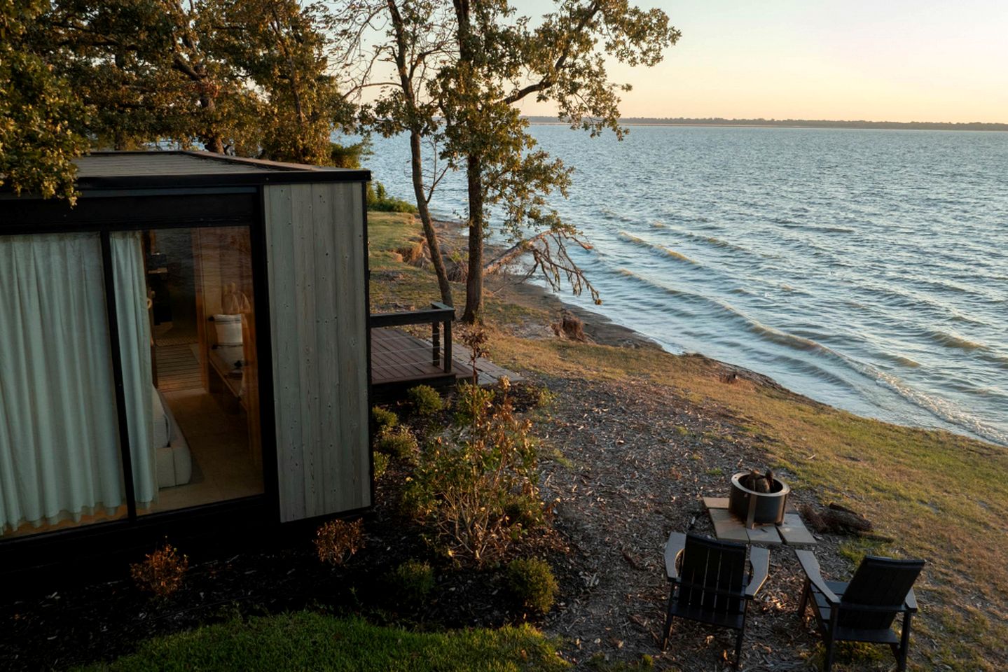 Luxurious Tiny House with Stunning Lake Tawakoni Views for an Unforgettable Escape near Quinlan, Texas