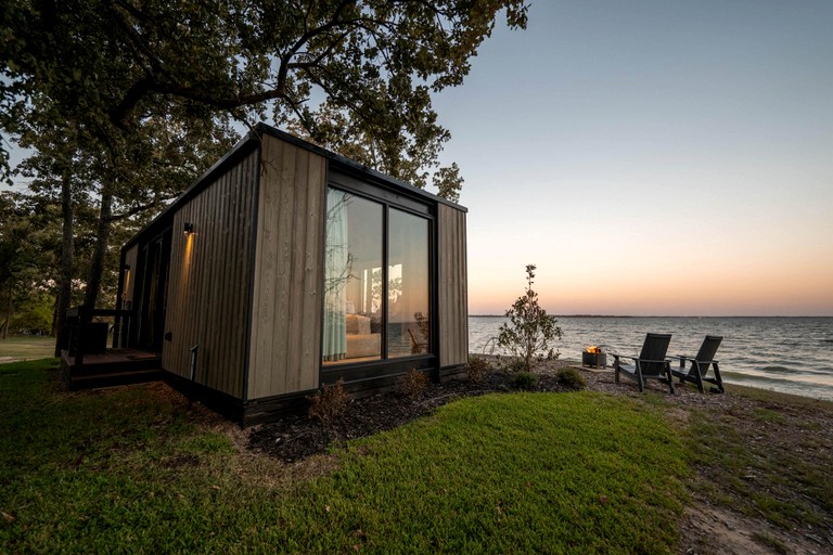 Luxurious Tiny House with Stunning Lake Tawakoni Views for an Unforgettable Escape near Quinlan, Texas