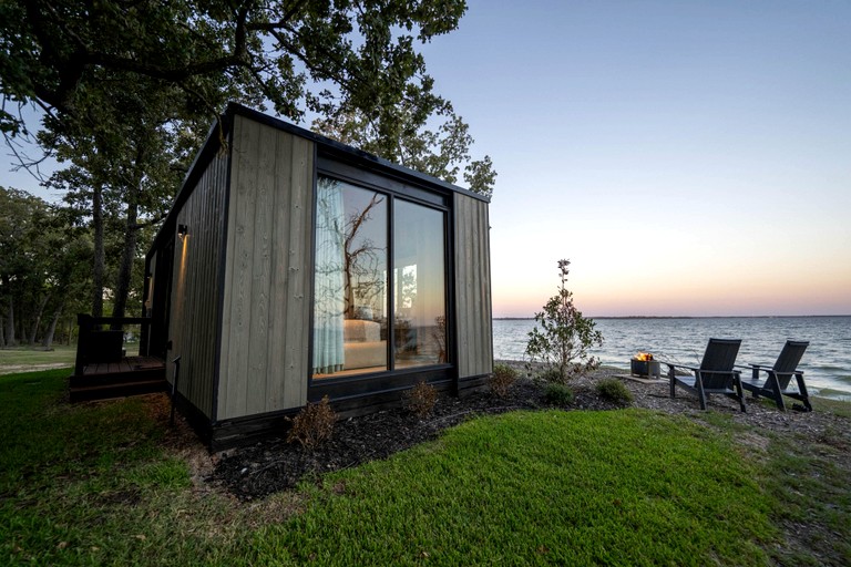 Lakefront Deluxe | Cottages (Quinlan, Texas, United States of America)