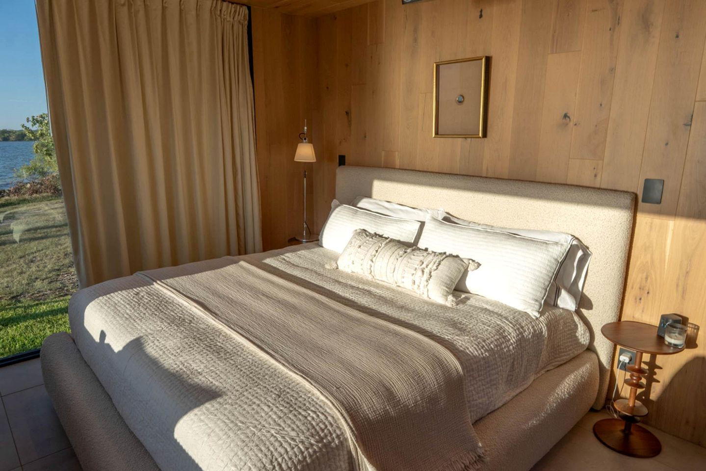 Luxurious Tiny House with Stunning Lake Tawakoni Views for an Unforgettable Escape near Quinlan, Texas