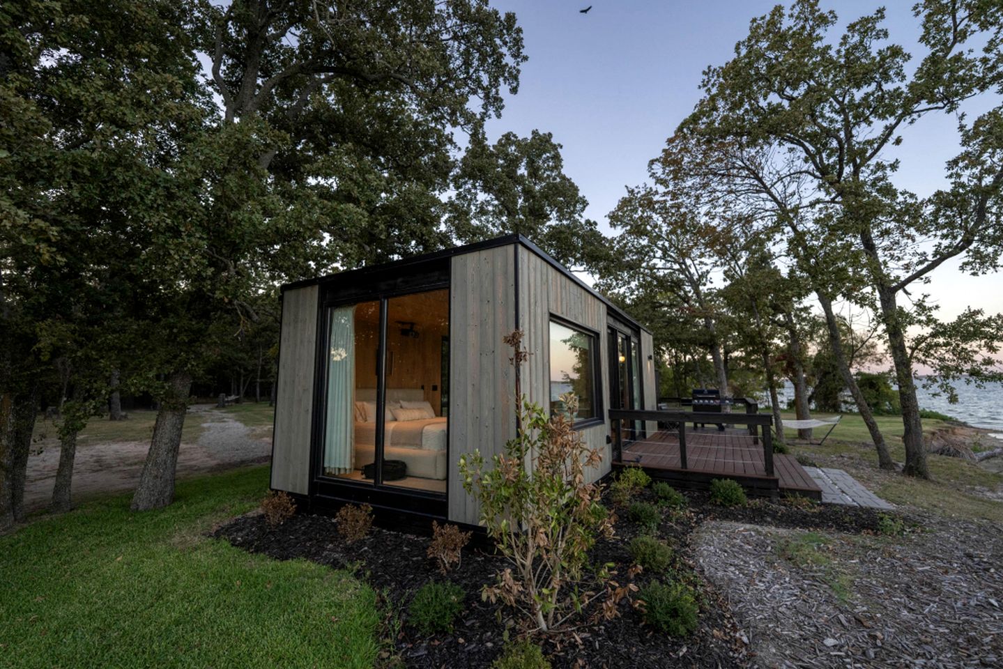 Luxurious Tiny House with Stunning Lake Tawakoni Views for an Unforgettable Escape near Quinlan, Texas