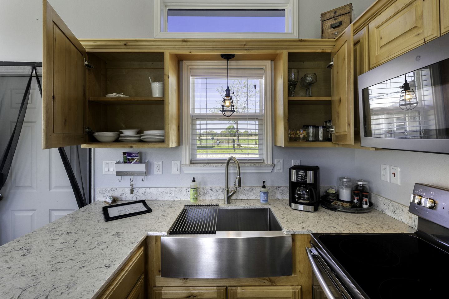 Intimate Chic Cabin Suitable for Four with Private Deck in Texas