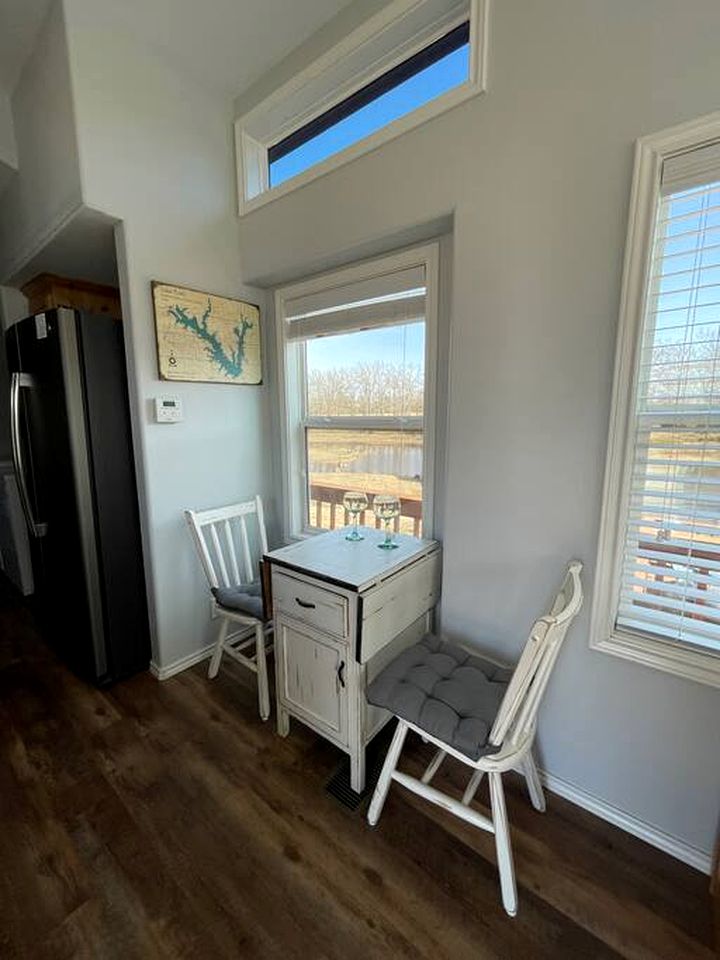 Intimate Chic Cabin Suitable for Four with Private Deck in Texas