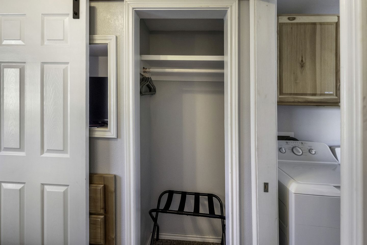 Intimate Chic Cabin Suitable for Four with Private Deck in Texas