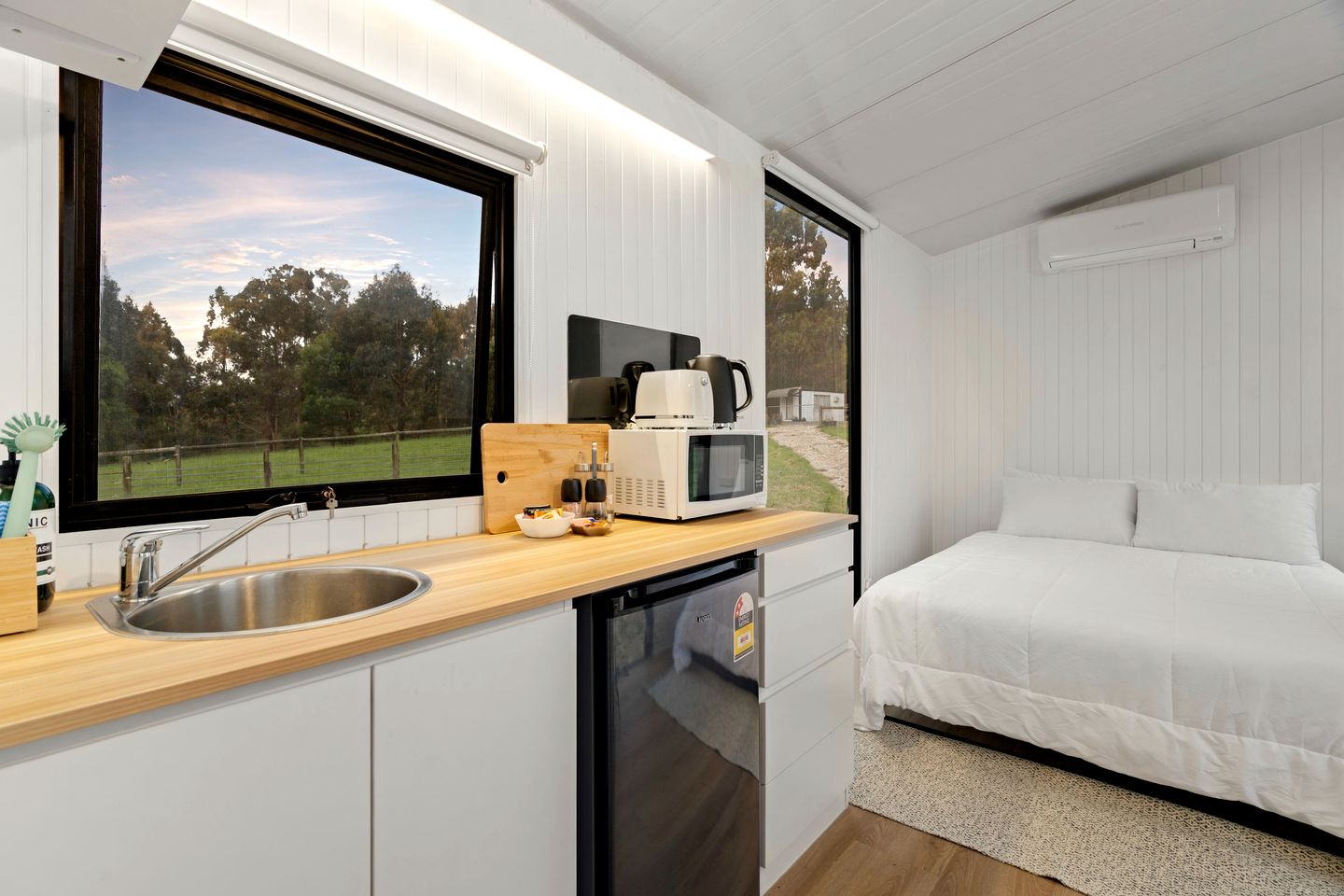 Intimate Tiny House Perfect for Water Activities and Picnics in Victoria, Australia