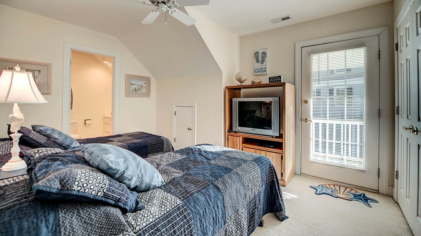 Luxury Historic Beach House with Lake Views in Oceanfront Gated Community near Pawleys Island, South Carolina