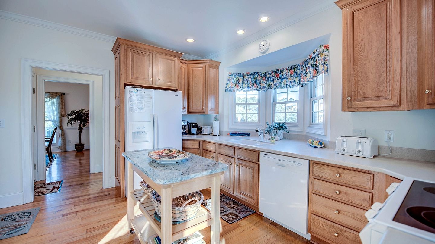 Luxury Historic Beach House with Lake Views in Oceanfront Gated Community near Pawleys Island, South Carolina