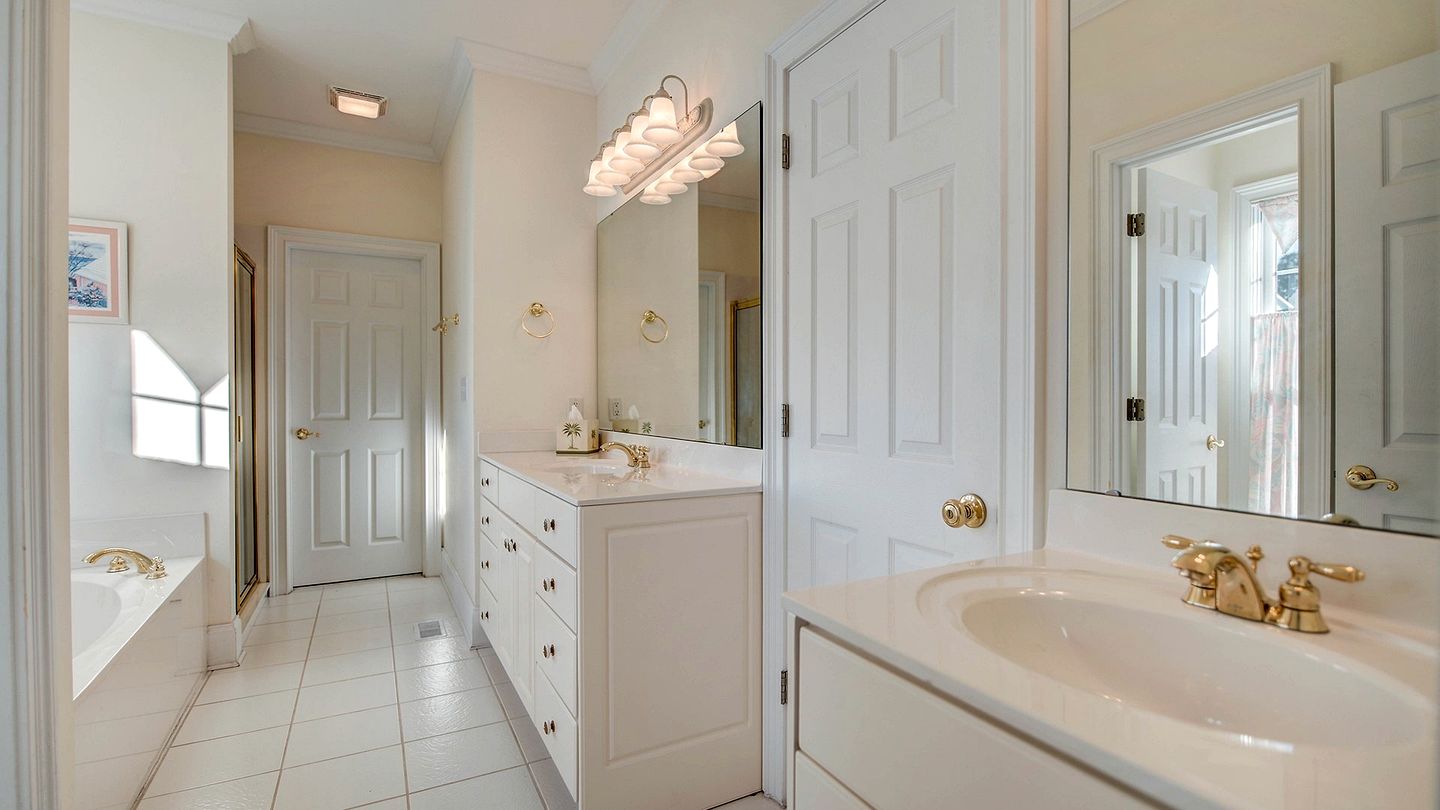 Luxury Historic Beach House with Lake Views in Oceanfront Gated Community near Pawleys Island, South Carolina