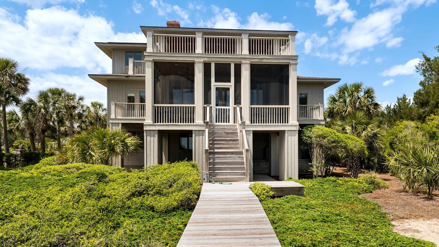 Luxurious Oceanfront Getaway with Stunning Views and Beach Access in Georgetown, South Carolina