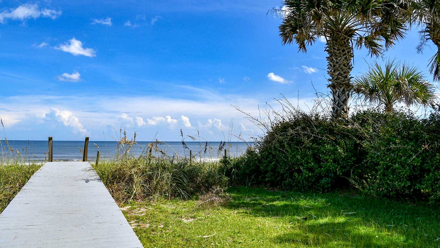 Luxurious Oceanfront Getaway with Stunning Views and Beach Access in Georgetown, South Carolina