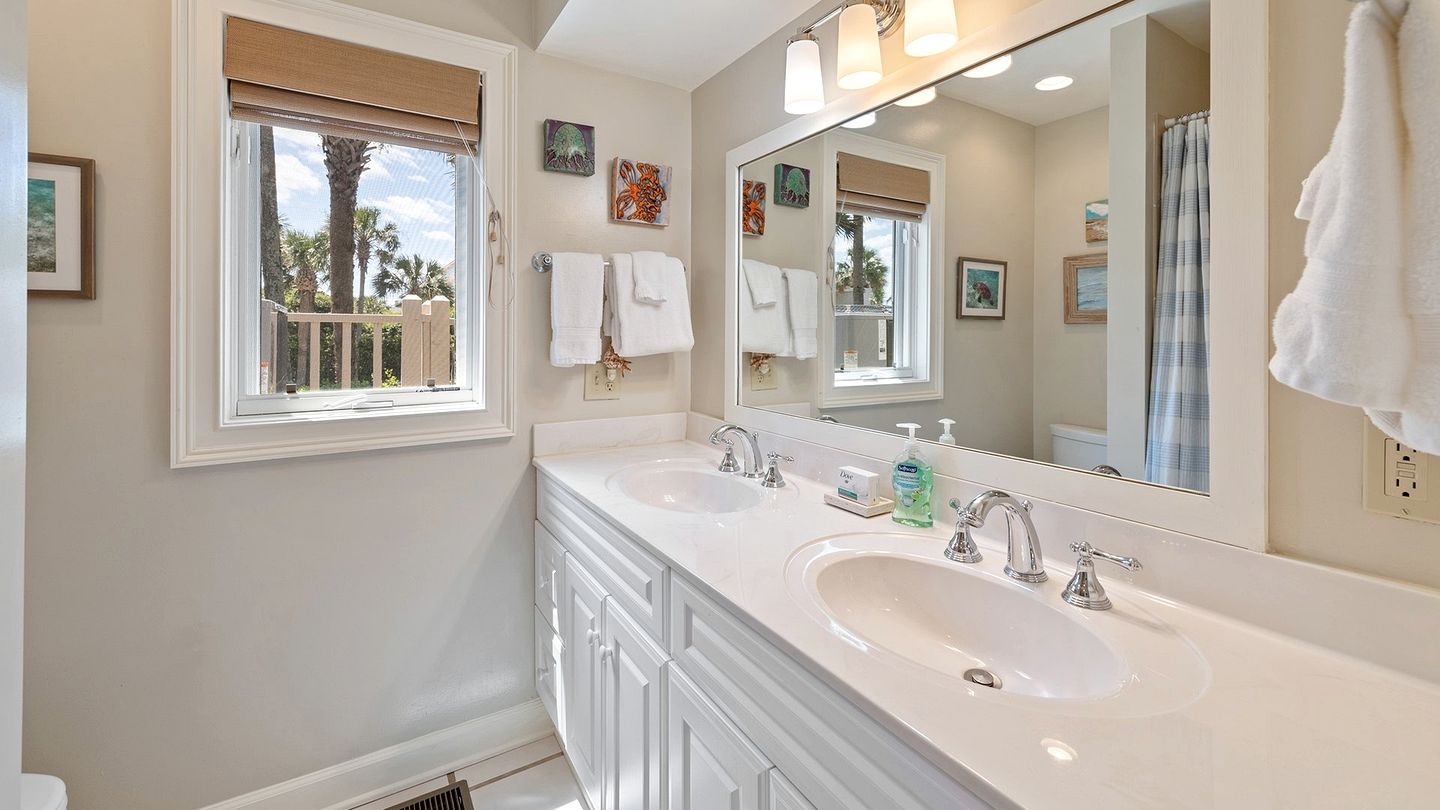 Luxurious Oceanfront Getaway with Stunning Views and Beach Access in Georgetown, South Carolina