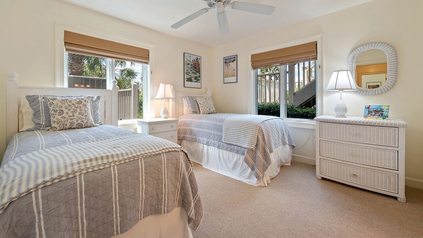 Luxurious Oceanfront Getaway with Stunning Views and Beach Access in Georgetown, South Carolina