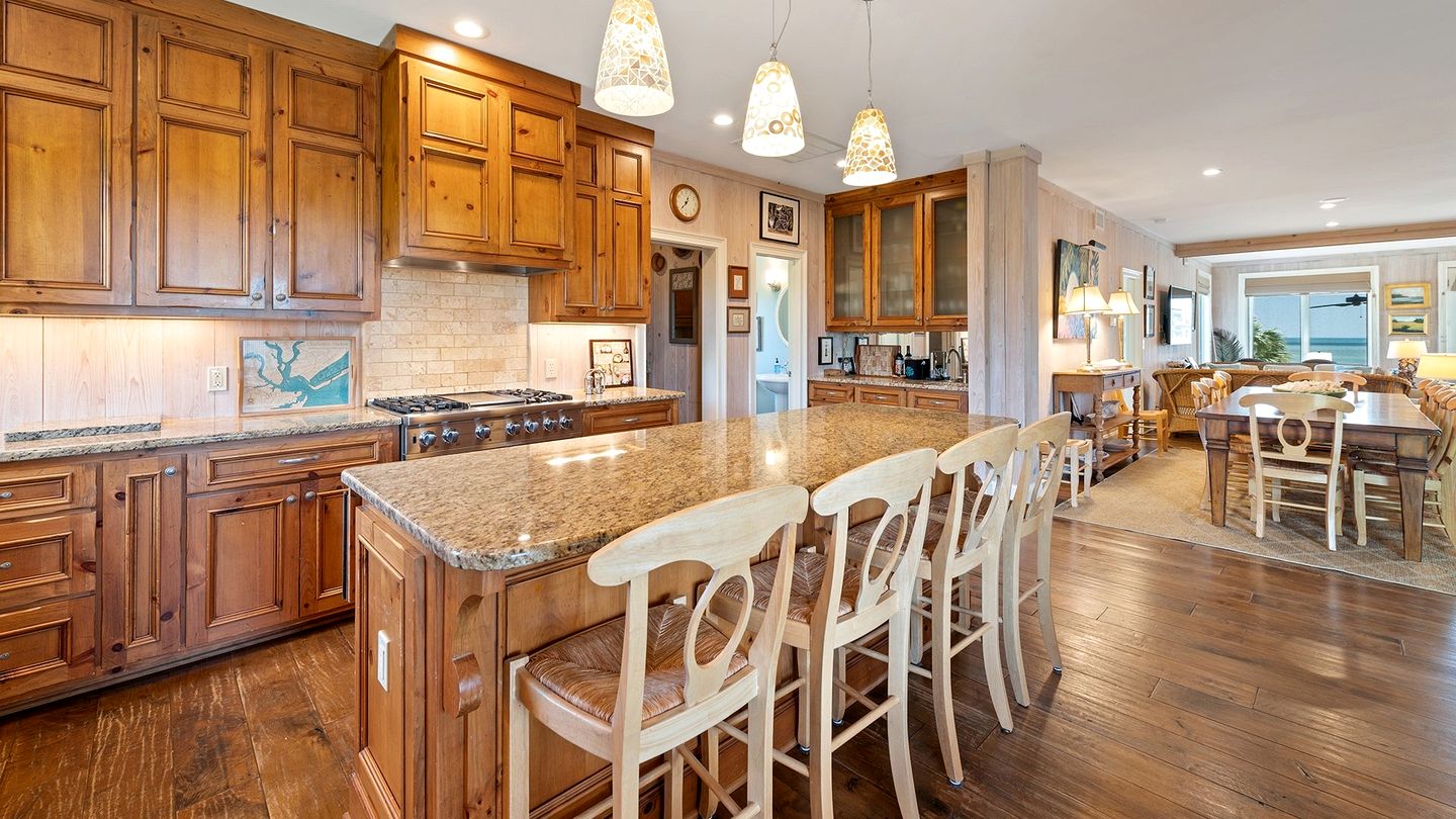 Luxurious Oceanfront Getaway with Stunning Views and Beach Access in Georgetown, South Carolina