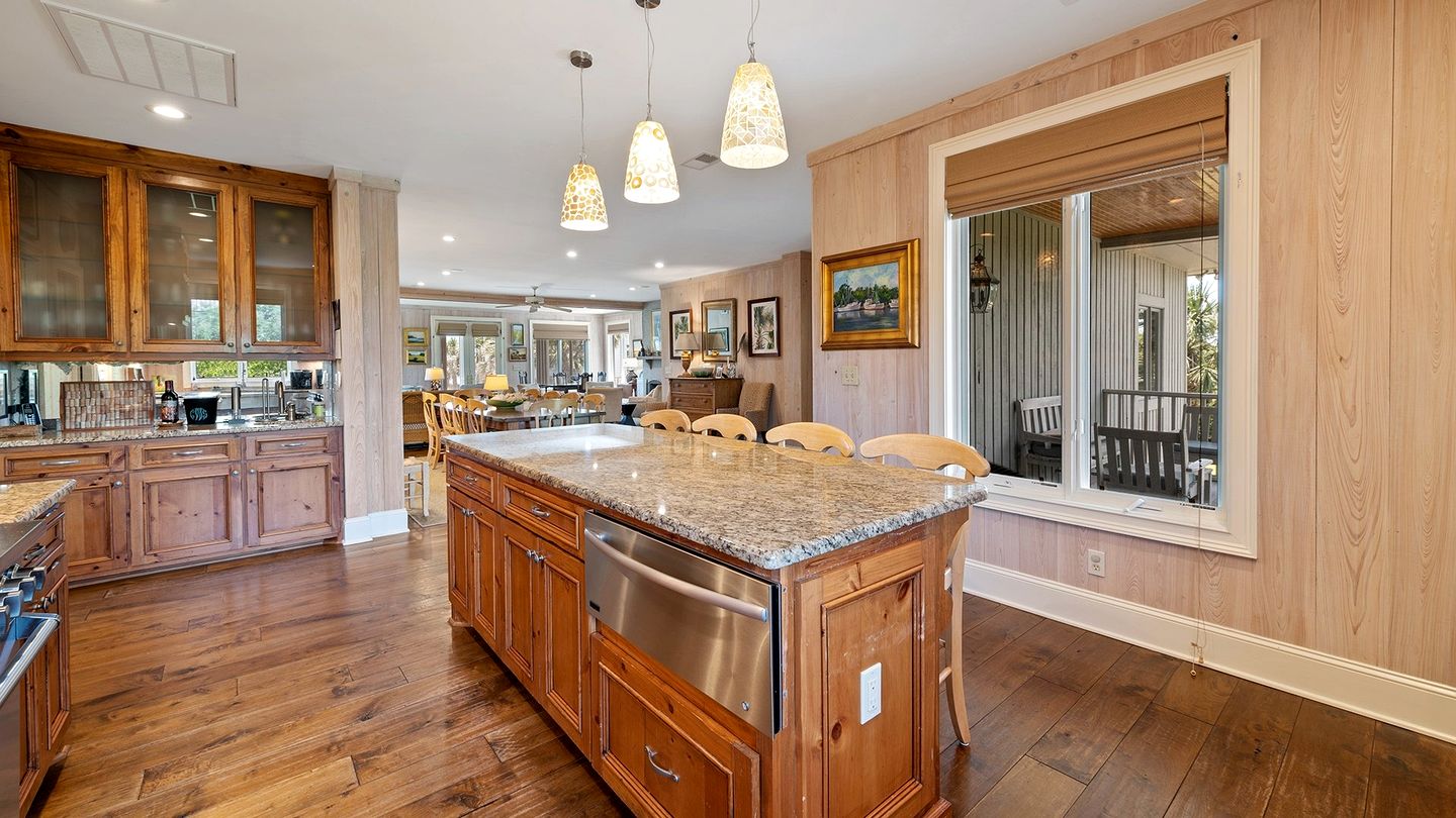 Luxurious Oceanfront Getaway with Stunning Views and Beach Access in Georgetown, South Carolina