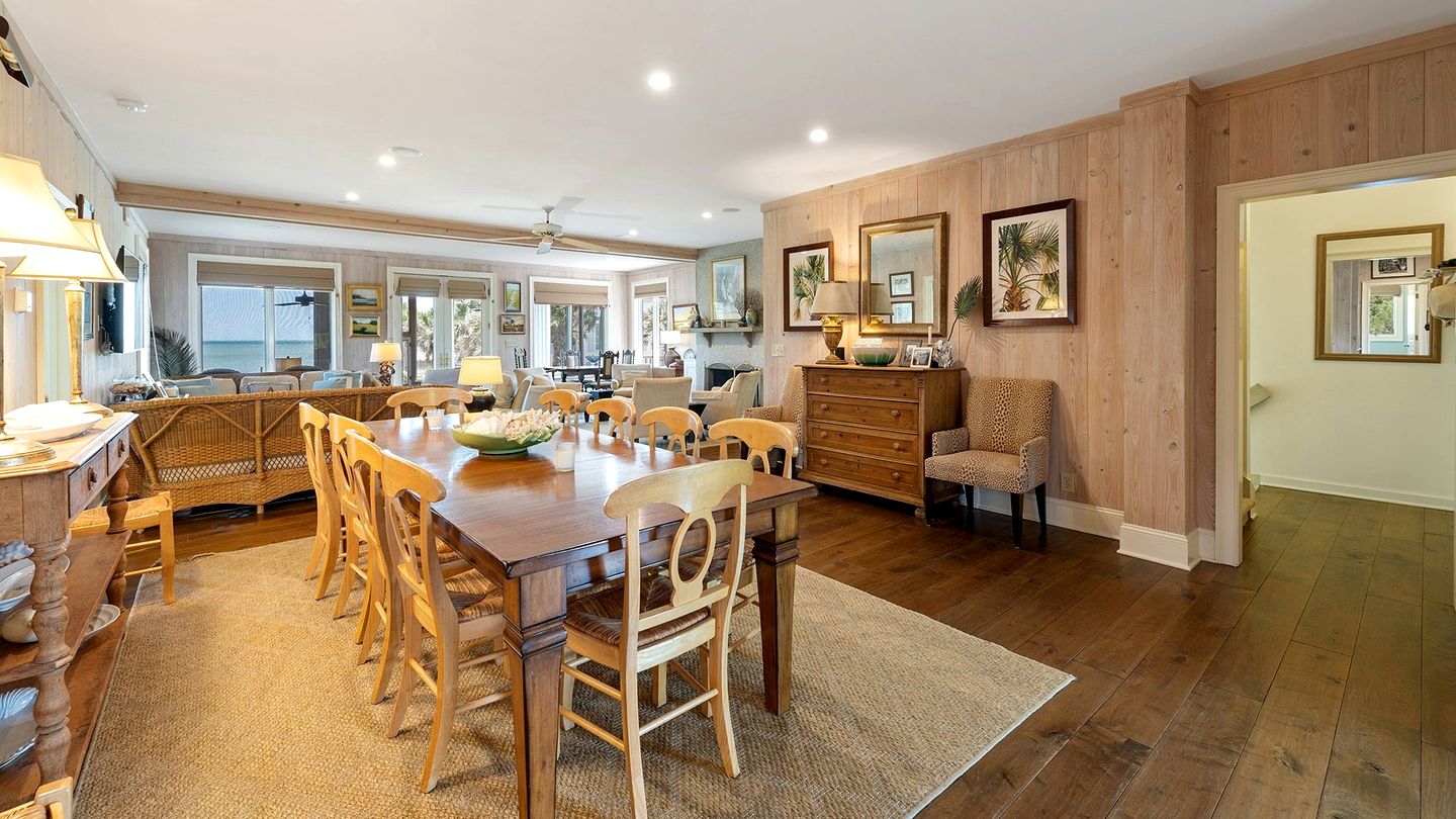 Luxurious Oceanfront Getaway with Stunning Views and Beach Access in Georgetown, South Carolina