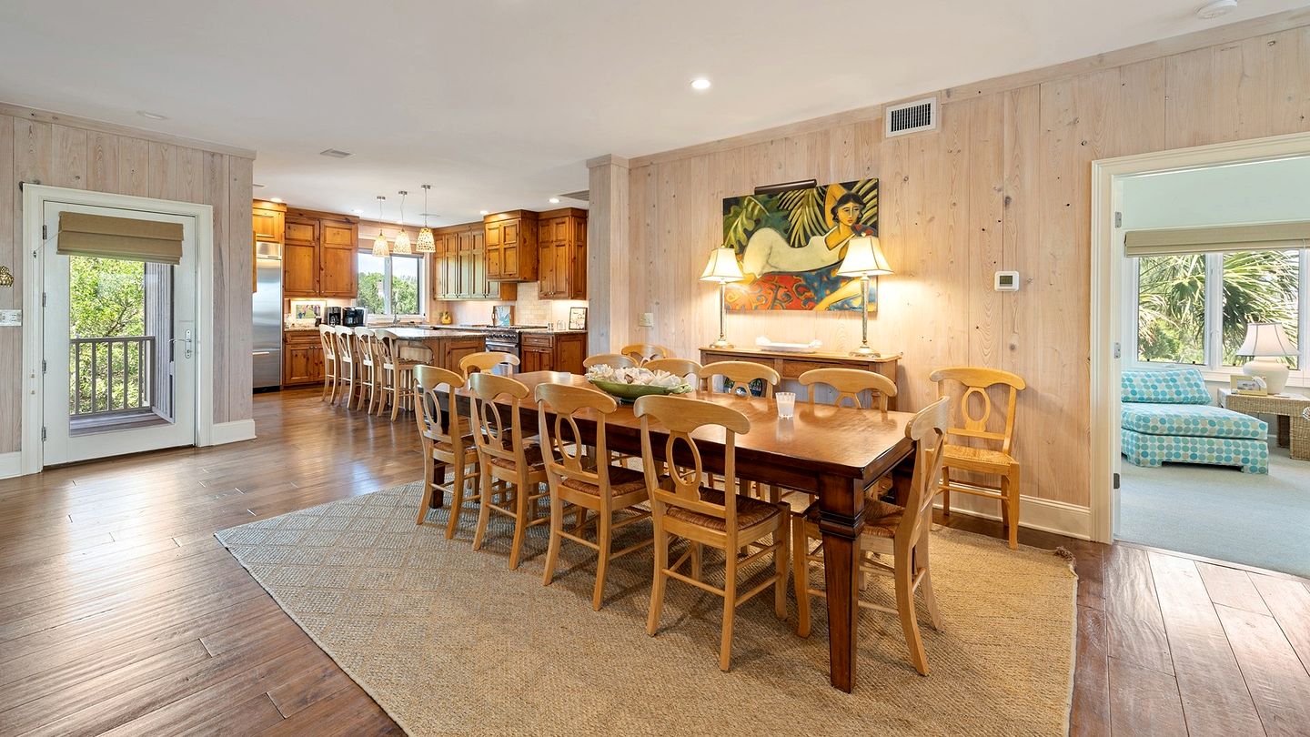 Luxurious Oceanfront Getaway with Stunning Views and Beach Access in Georgetown, South Carolina