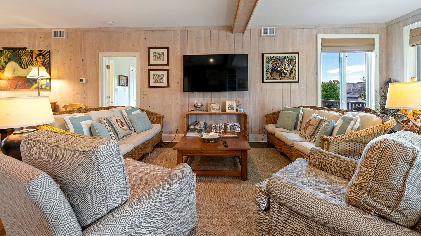 Luxurious Oceanfront Getaway with Stunning Views and Beach Access in Georgetown, South Carolina