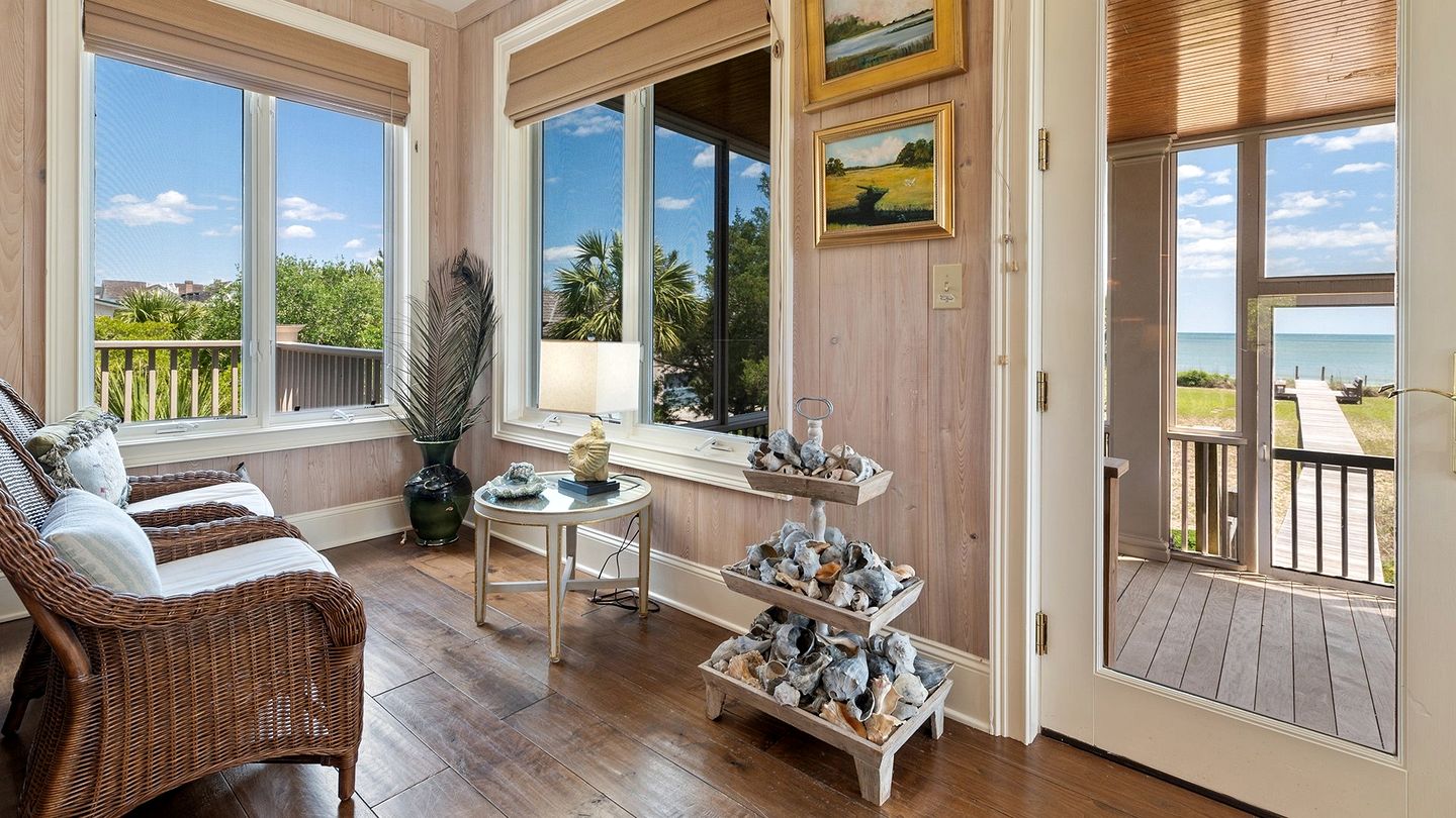 Luxurious Oceanfront Getaway with Stunning Views and Beach Access in Georgetown, South Carolina