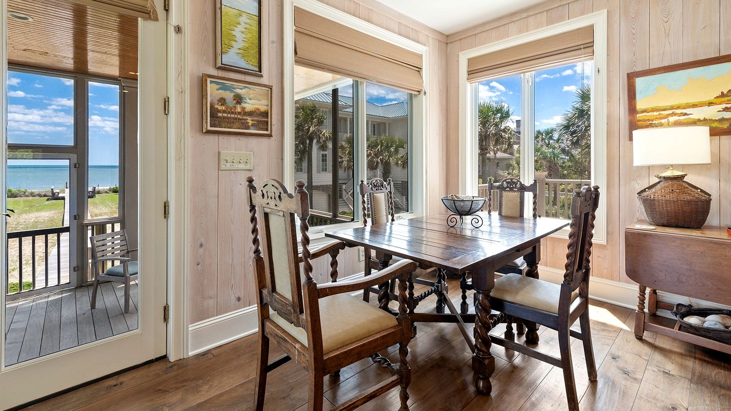 Luxurious Oceanfront Getaway with Stunning Views and Beach Access in Georgetown, South Carolina