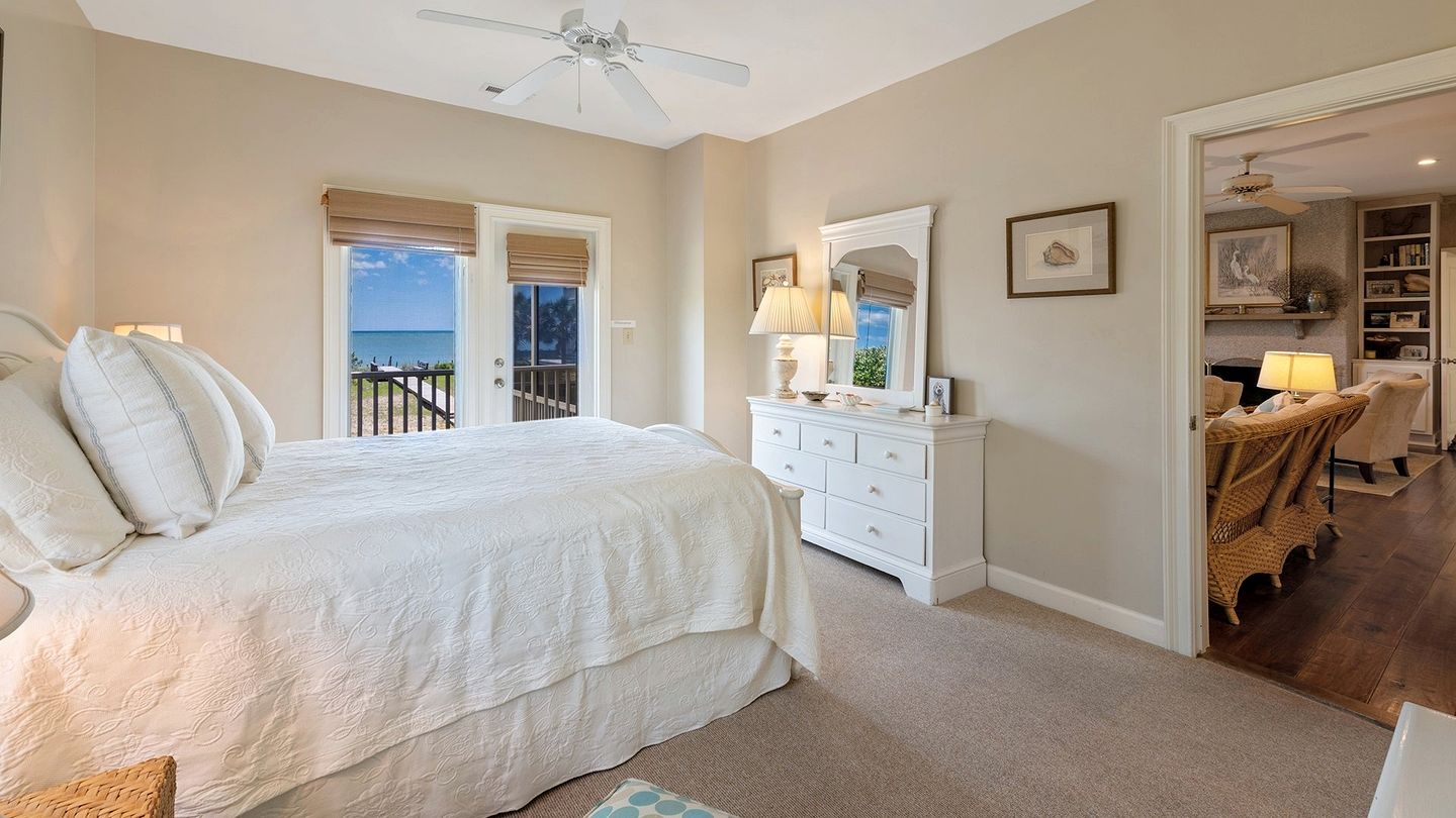 Luxurious Oceanfront Getaway with Stunning Views and Beach Access in Georgetown, South Carolina