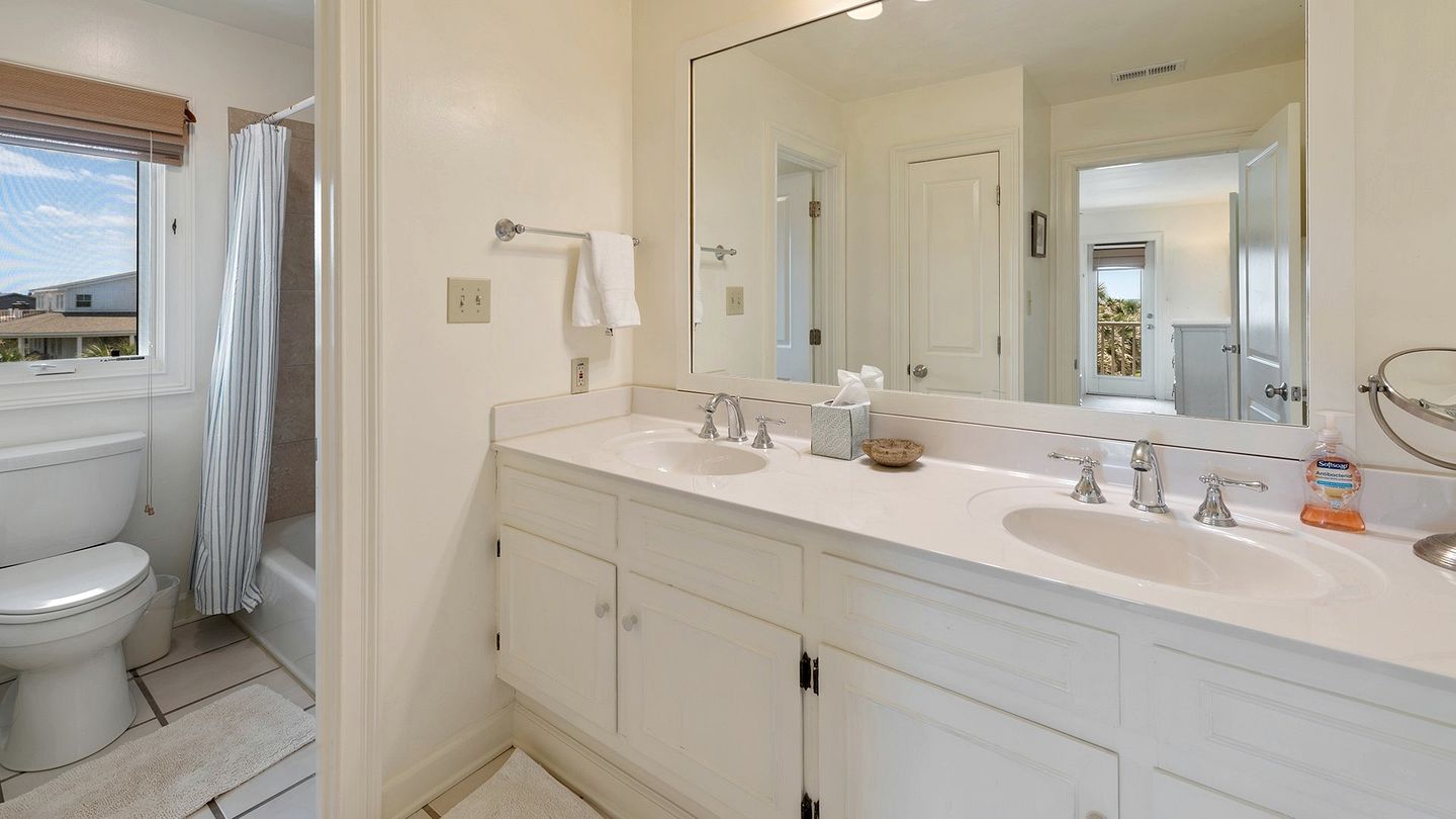 Luxurious Oceanfront Getaway with Stunning Views and Beach Access in Georgetown, South Carolina