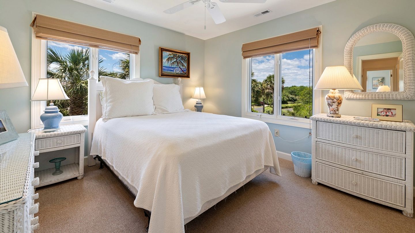 Luxurious Oceanfront Getaway with Stunning Views and Beach Access in Georgetown, South Carolina