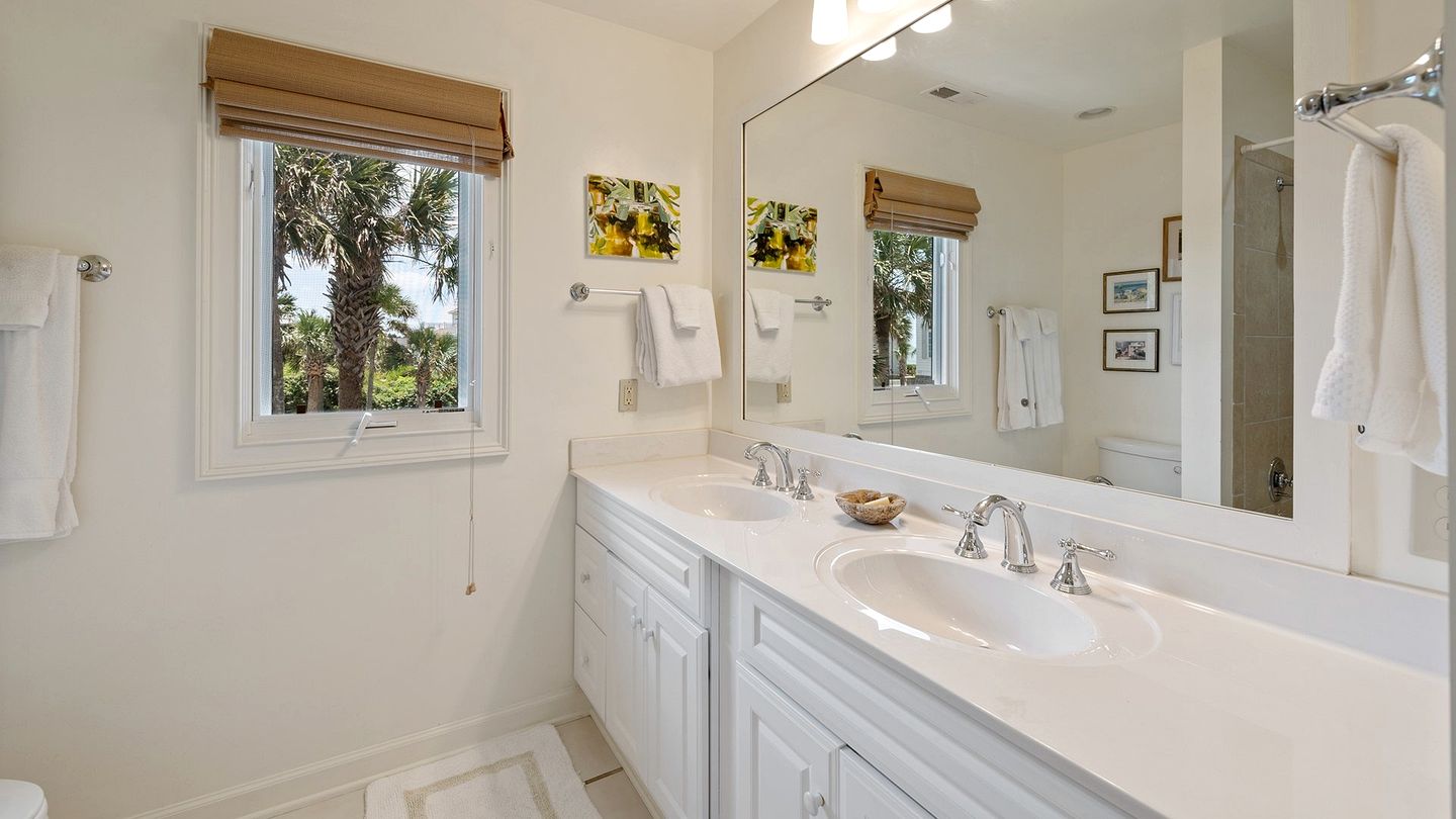 Luxurious Oceanfront Getaway with Stunning Views and Beach Access in Georgetown, South Carolina