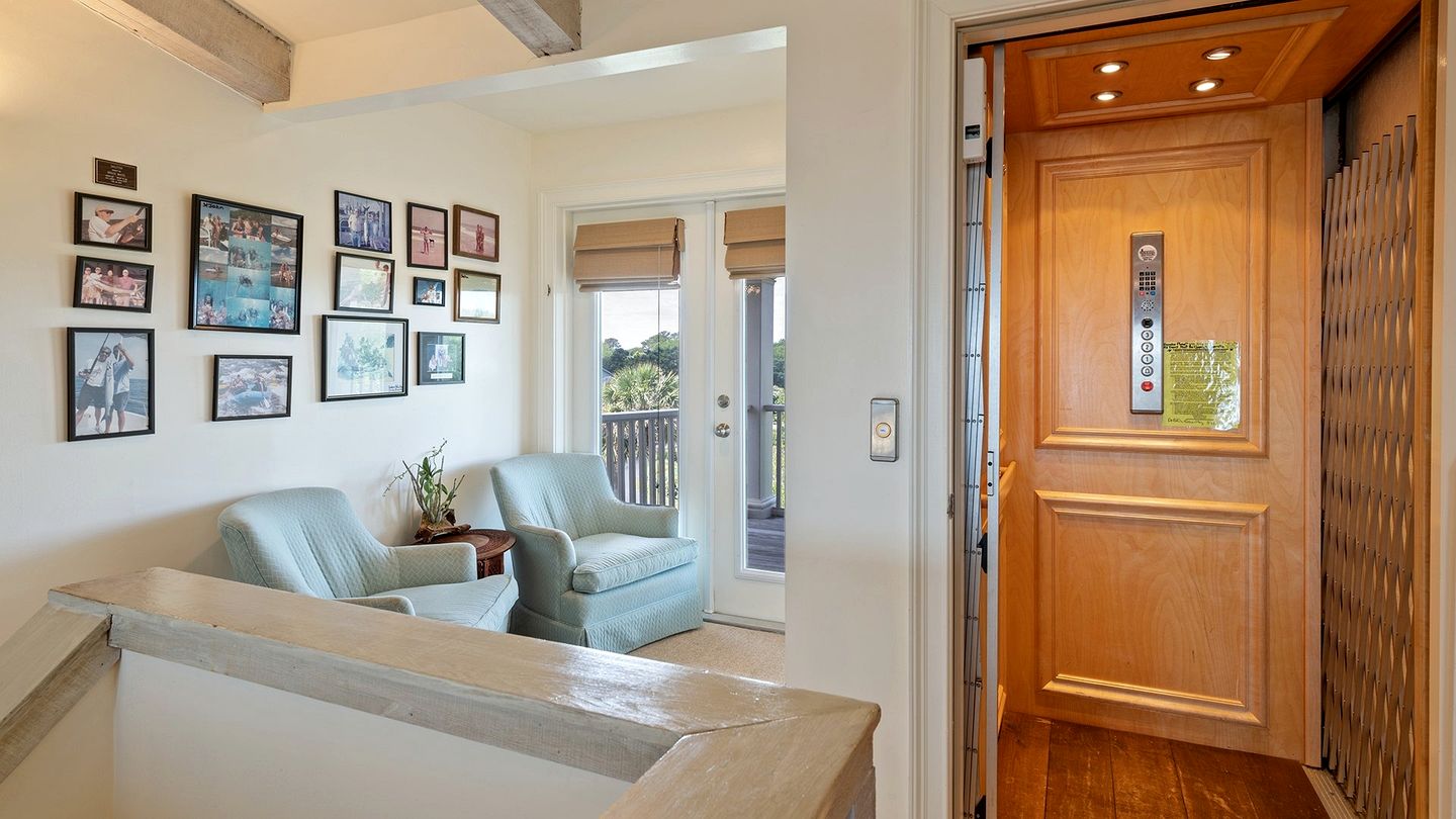 Luxurious Oceanfront Getaway with Stunning Views and Beach Access in Georgetown, South Carolina