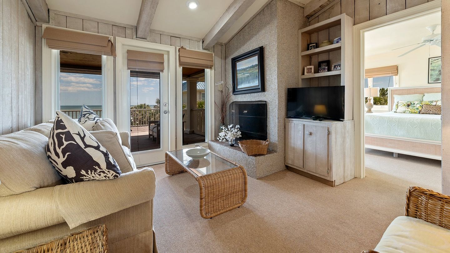 Luxurious Oceanfront Getaway with Stunning Views and Beach Access in Georgetown, South Carolina