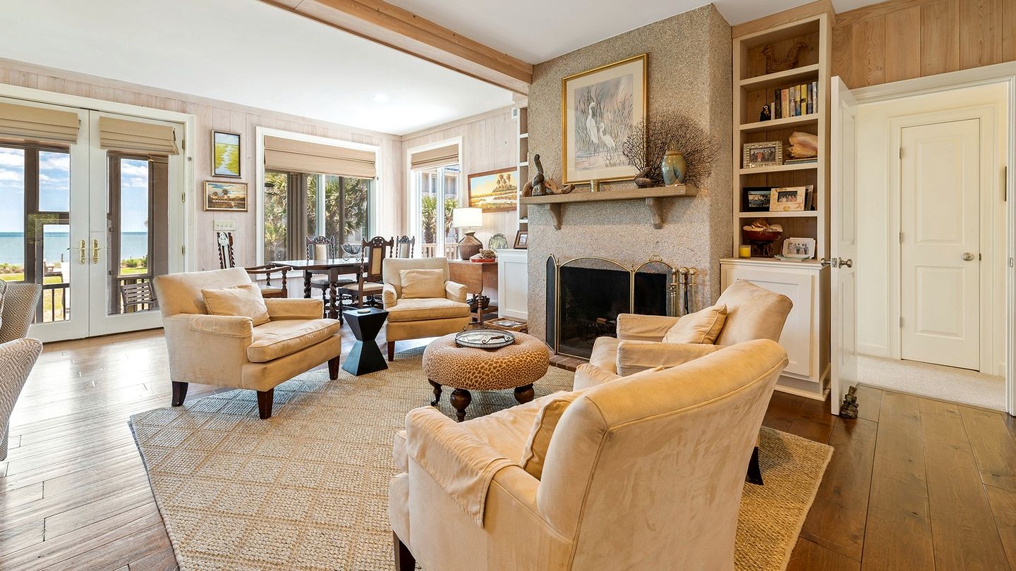 Luxurious Oceanfront Getaway with Stunning Views and Beach Access in Georgetown, South Carolina