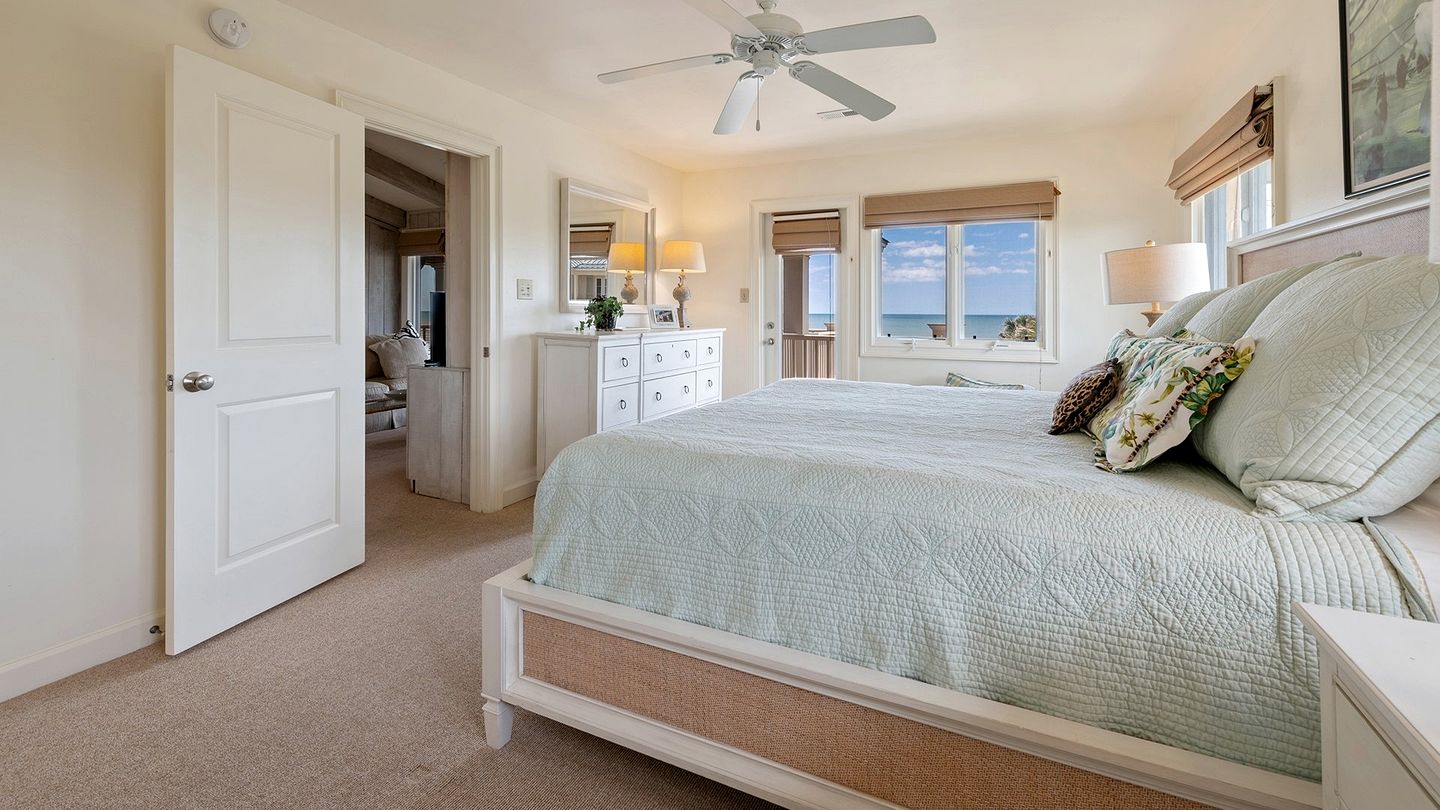Luxurious Oceanfront Getaway with Stunning Views and Beach Access in Georgetown, South Carolina