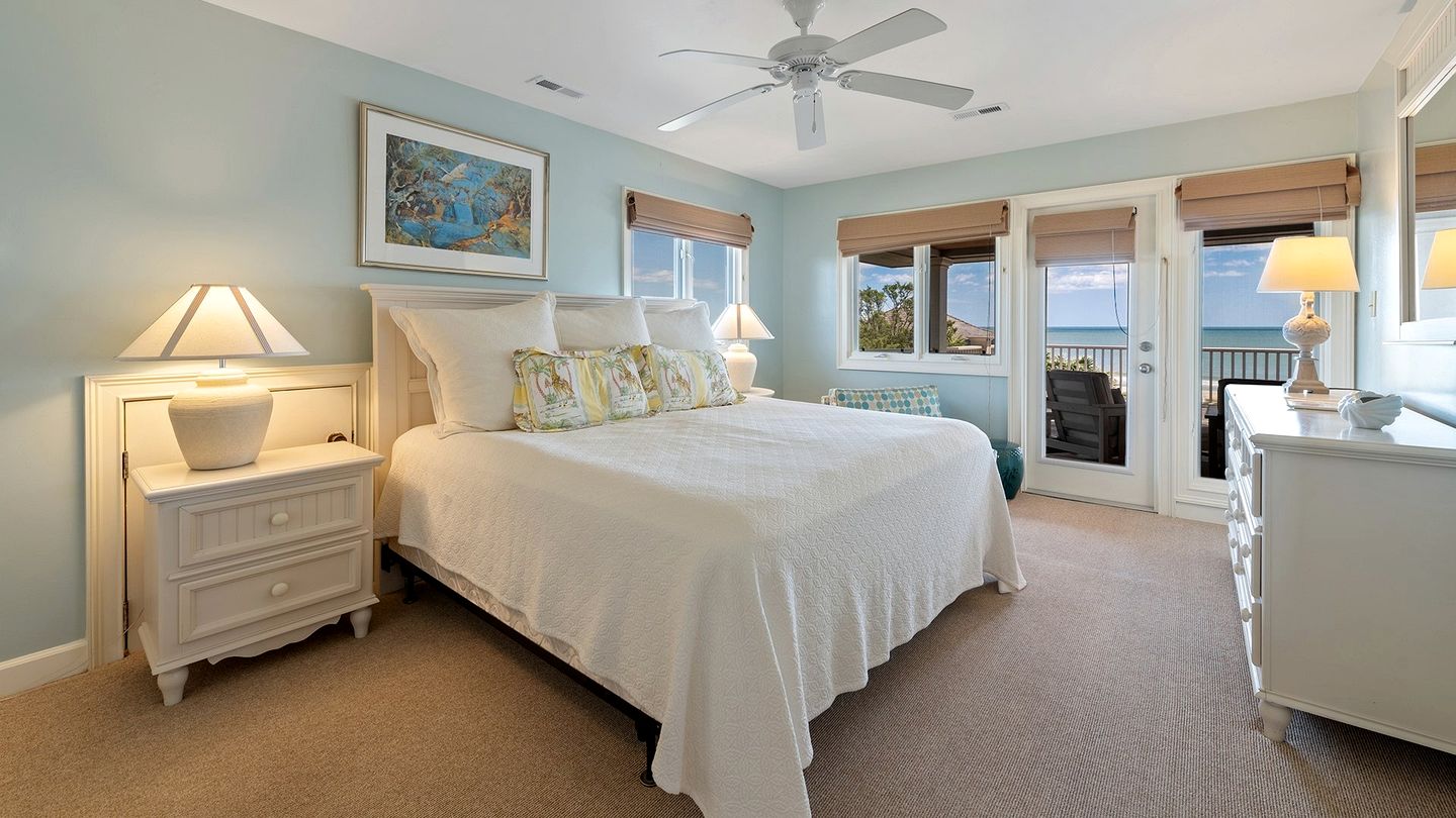 Luxurious Oceanfront Getaway with Stunning Views and Beach Access in Georgetown, South Carolina