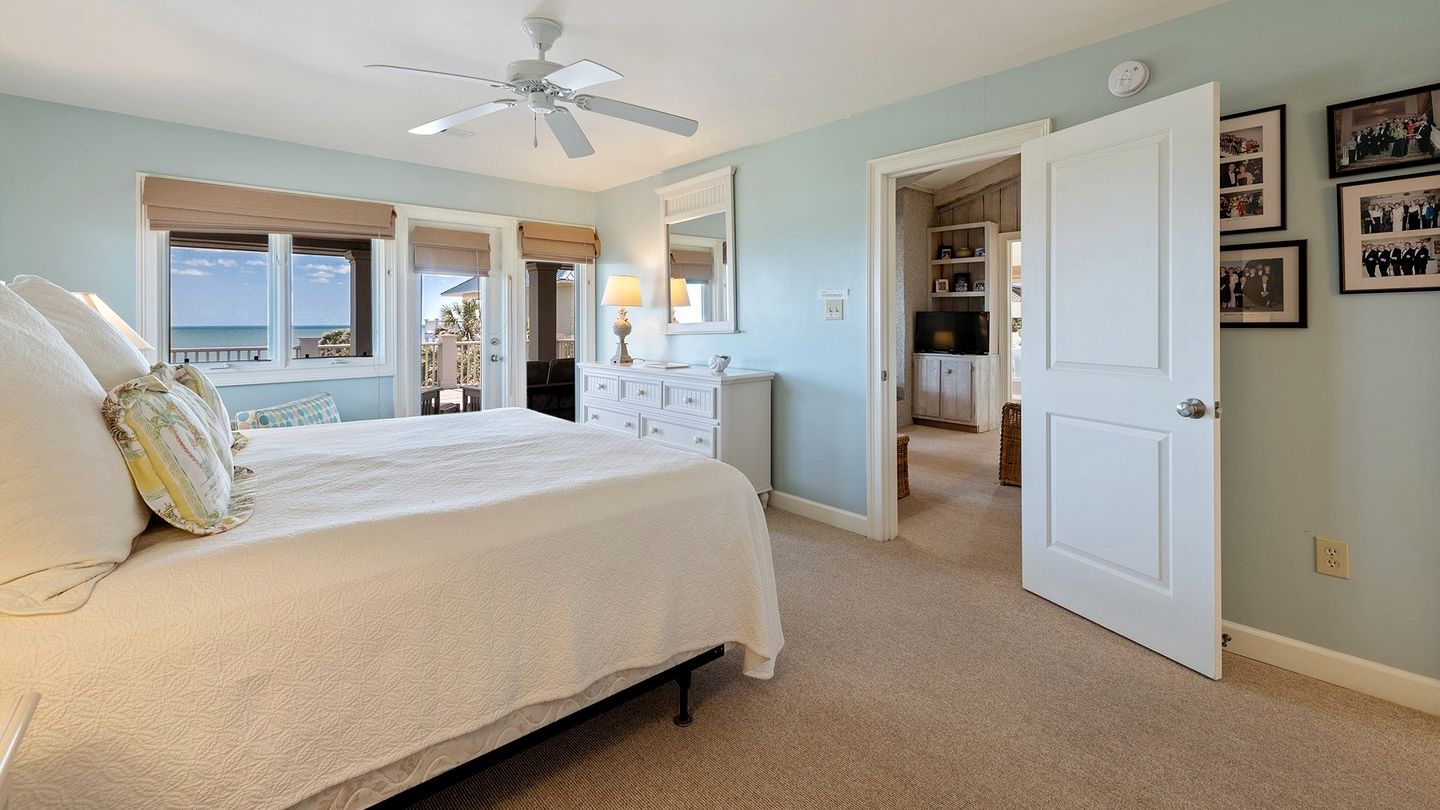 Luxurious Oceanfront Getaway with Stunning Views and Beach Access in Georgetown, South Carolina